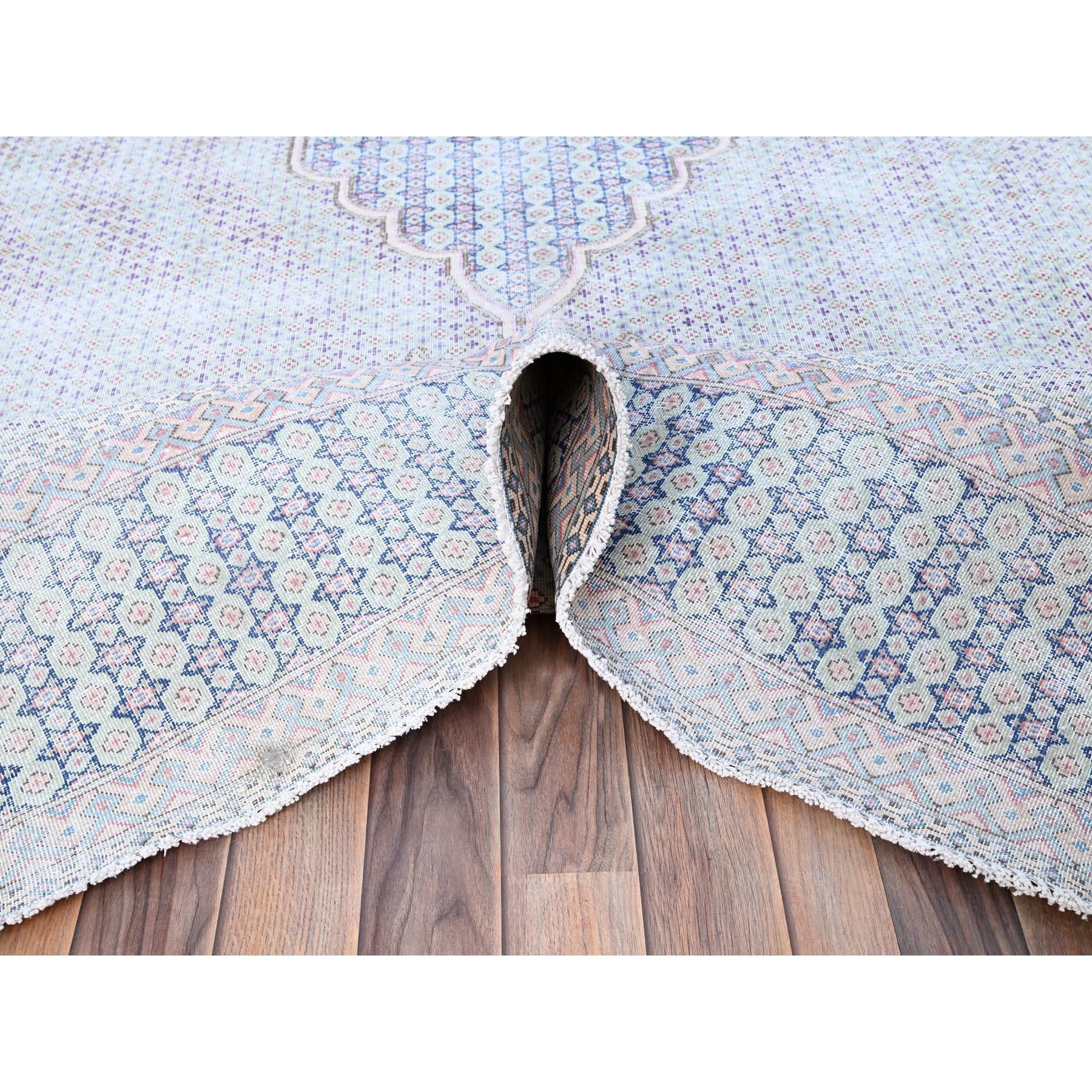 Blauer persischer Kerman Erased Medaillon-Teppich aus getragener Wolle, handgeknüpft im Zustand „Relativ gut“ im Angebot in Carlstadt, NJ