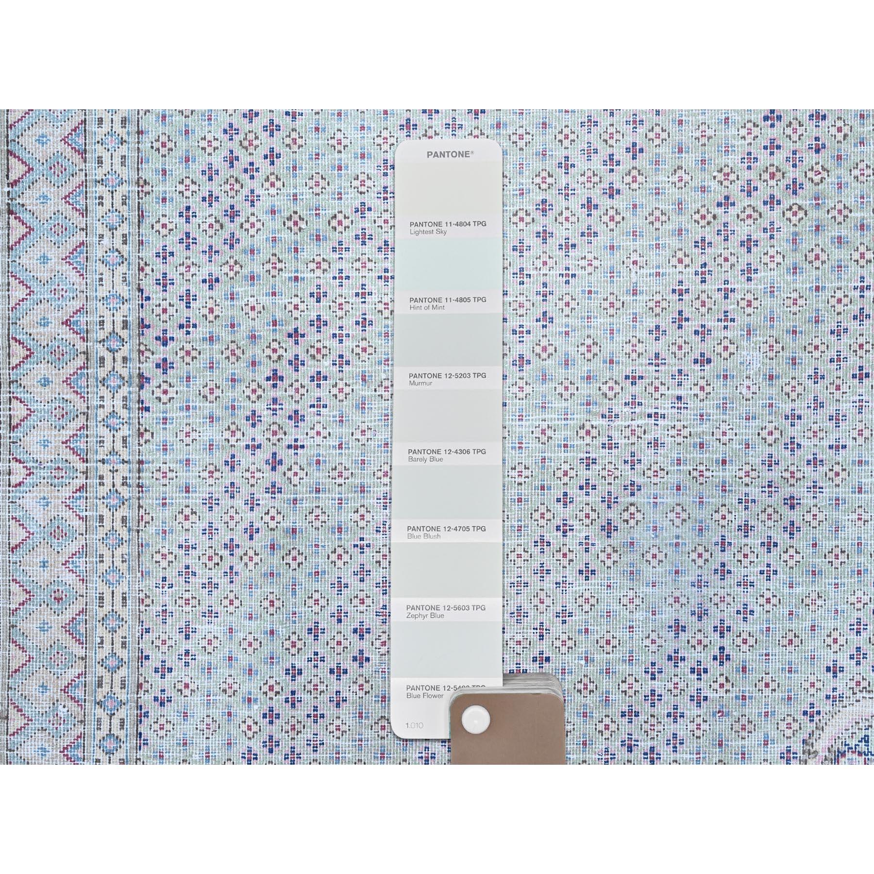 Blauer persischer Kerman Erased Medaillon-Teppich aus getragener Wolle, handgeknüpft im Angebot 1
