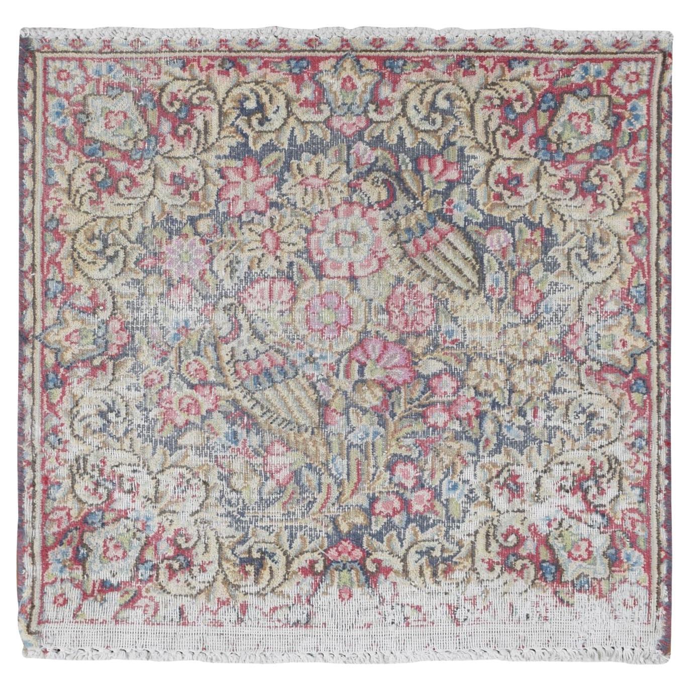 Blauer Vintage Persischer Kerman getragener Daunen-Teppich aus Wolle, handgeknüpft, quadratisch, 1'9"x1'9"