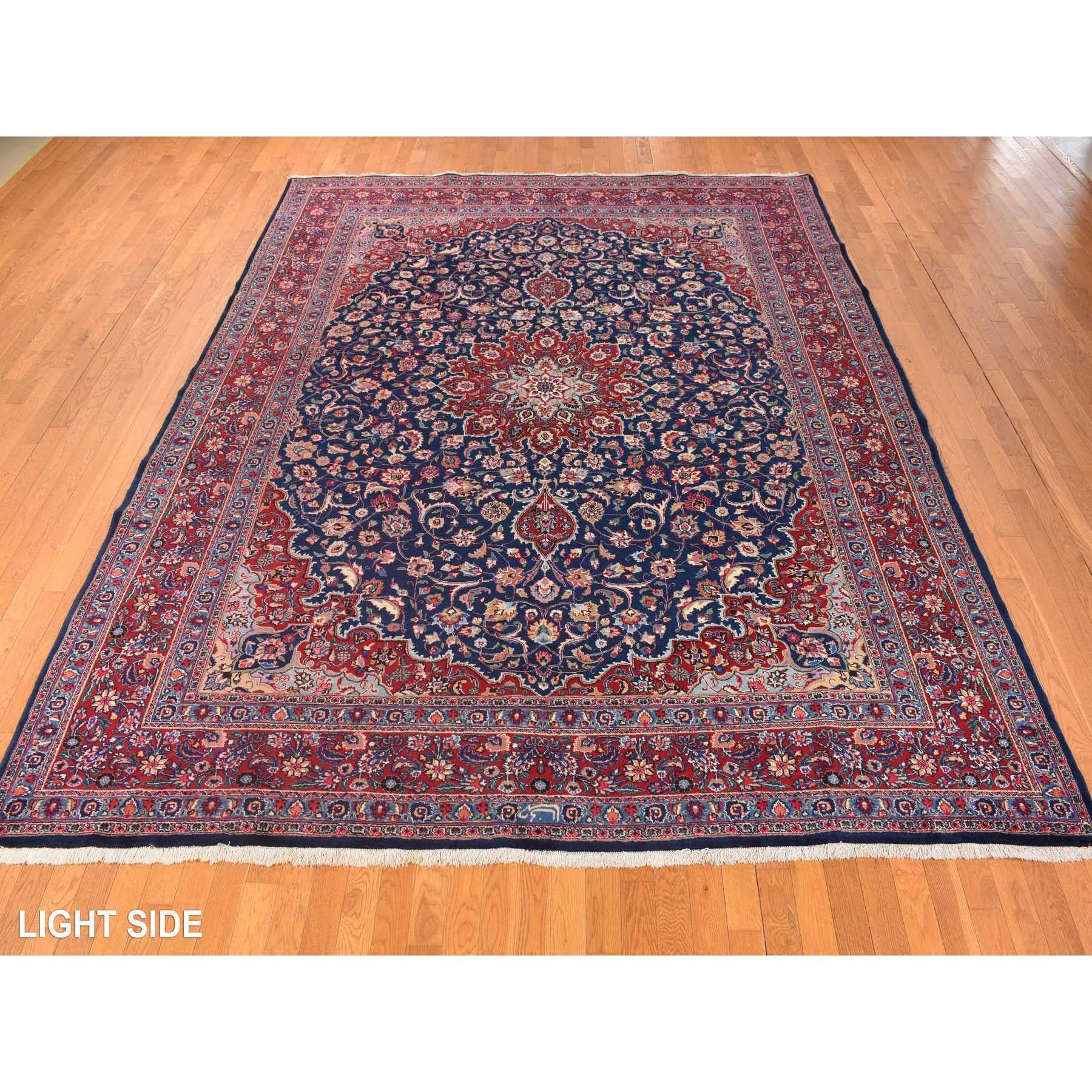 Blauer persischer Meshad-Teppich im Meshad-Medaillon-Design, handgeknüpft, Vintage (Mittelalterlich) im Angebot
