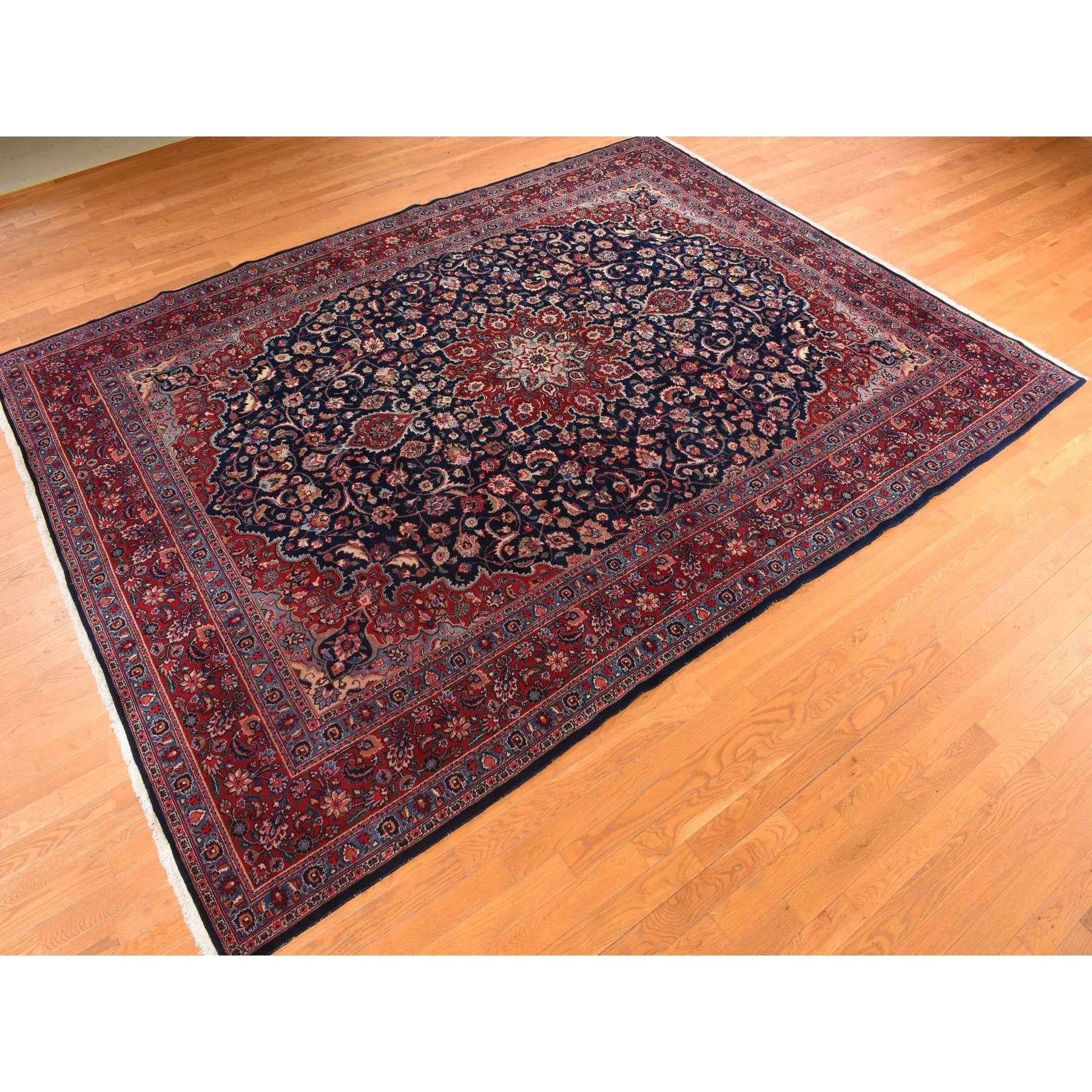 Blauer persischer Meshad-Teppich im Meshad-Medaillon-Design, handgeknüpft, Vintage (Persisch) im Angebot