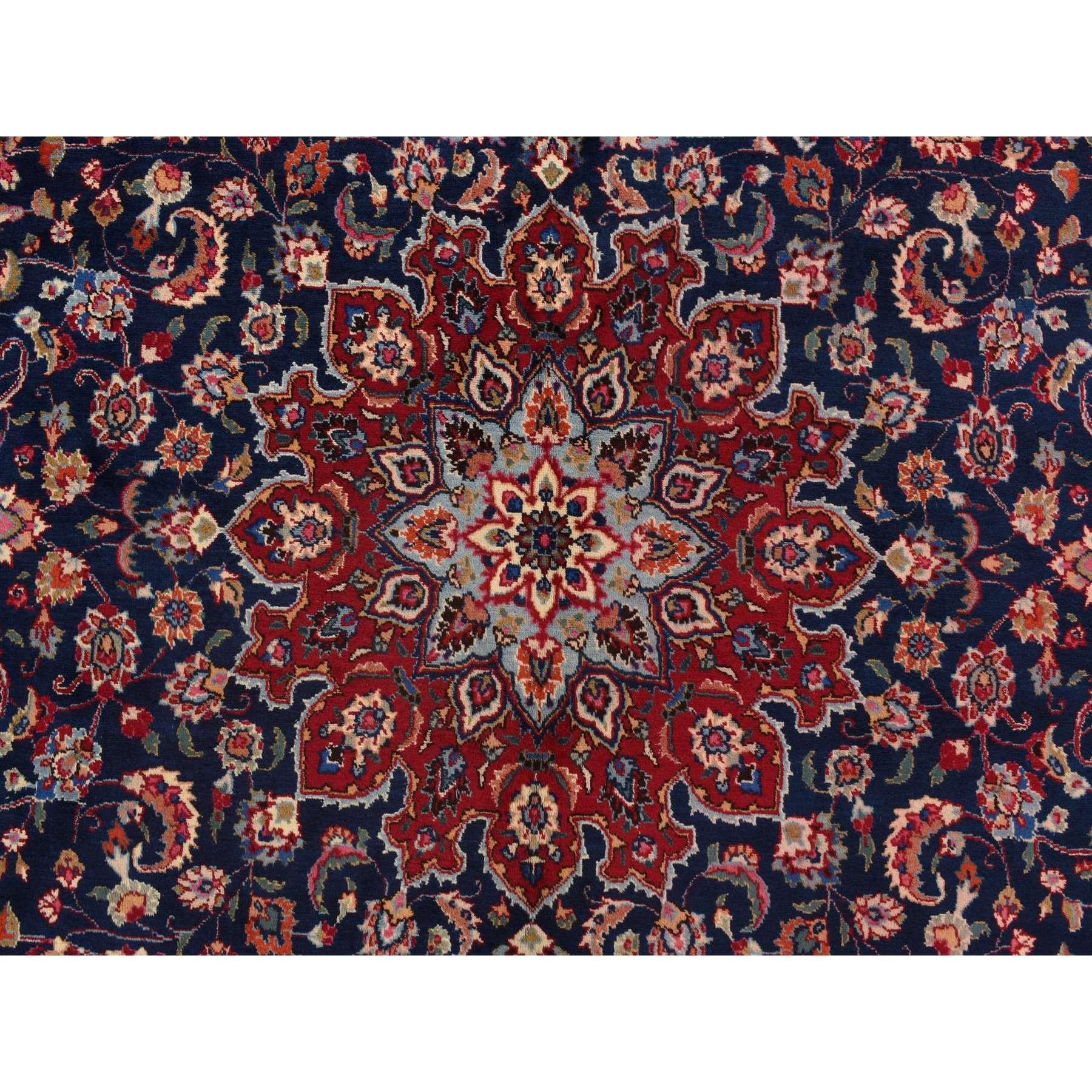 Blauer persischer Meshad-Teppich im Meshad-Medaillon-Design, handgeknüpft, Vintage im Zustand „Hervorragend“ im Angebot in Carlstadt, NJ