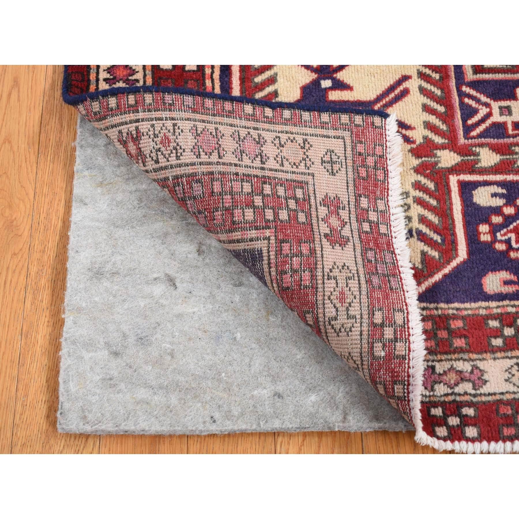 Blauer handgeknüpfter Vintage-Läufer aus Wolle mit geometrischen Motiven aus dem persischen Nordosten (Mittelalterlich) im Angebot