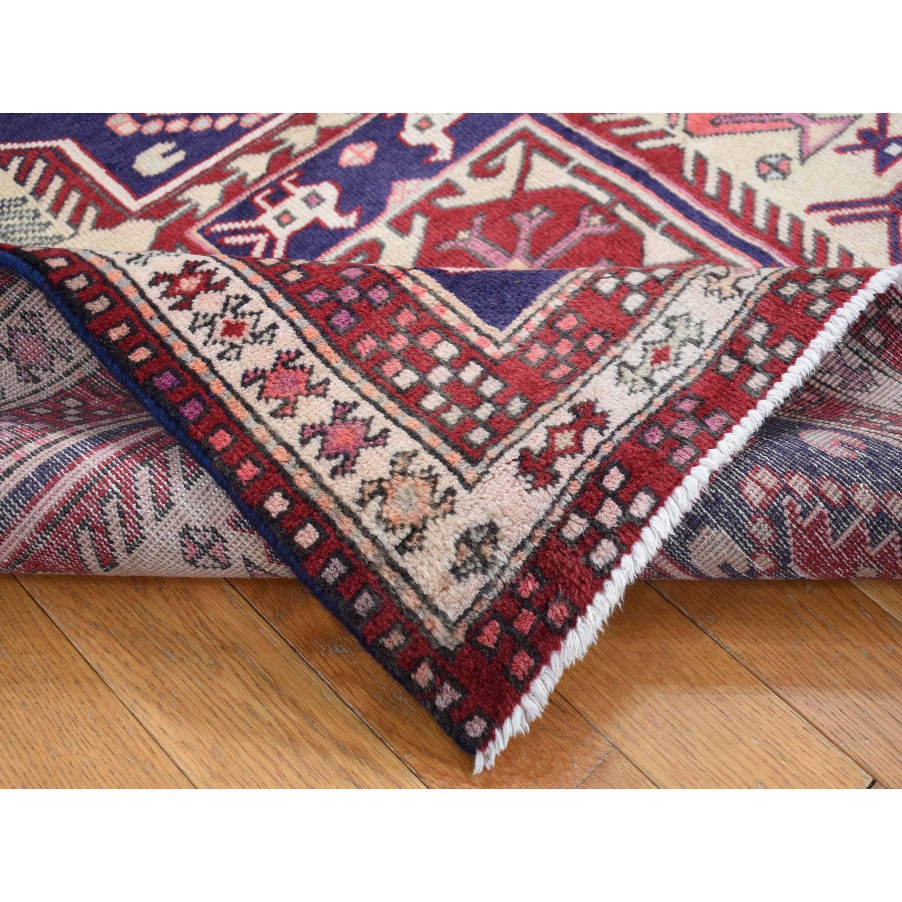 Blauer handgeknüpfter Vintage-Läufer aus Wolle mit geometrischen Motiven aus dem persischen Nordosten (Persisch) im Angebot