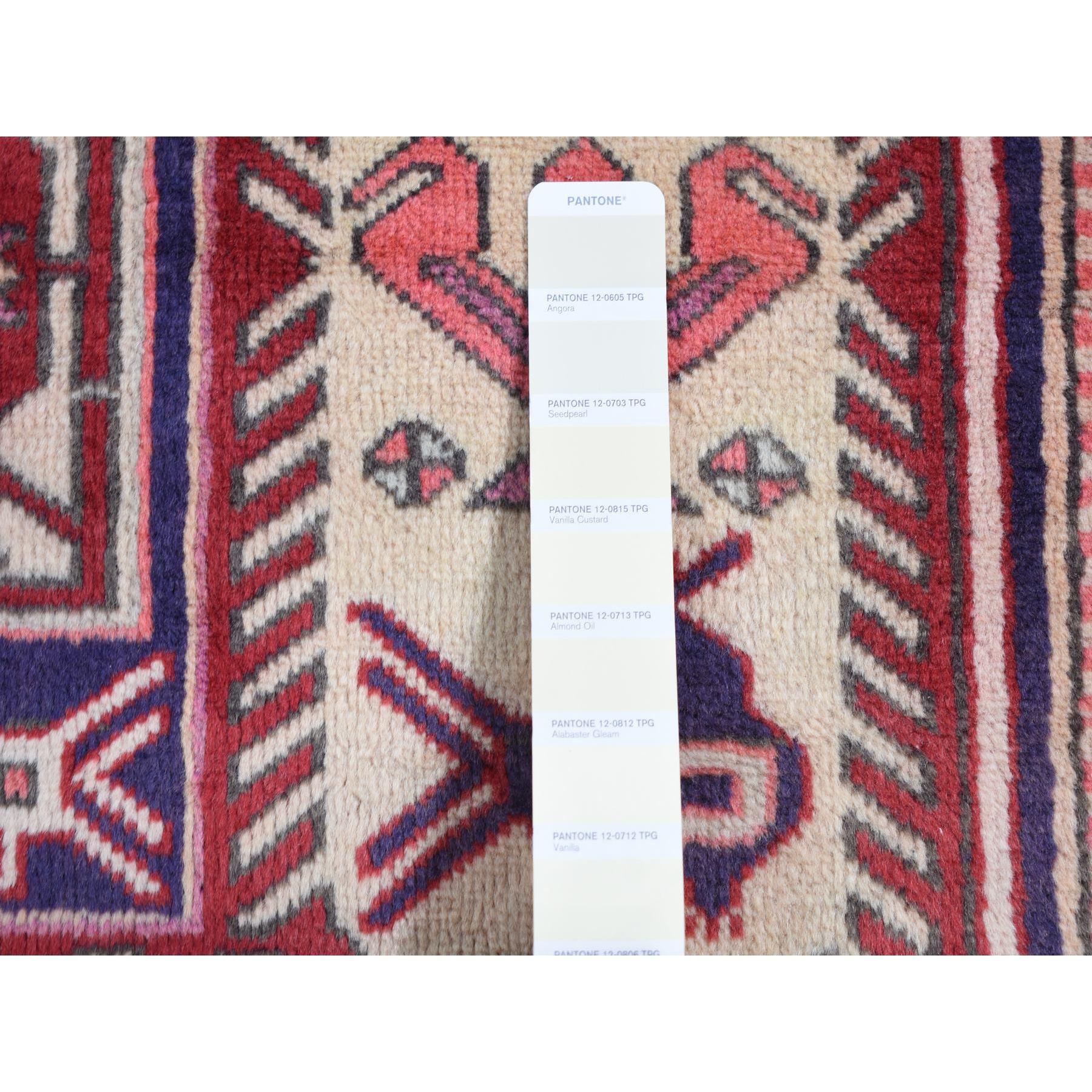 Blauer handgeknüpfter Vintage-Läufer aus Wolle mit geometrischen Motiven aus dem persischen Nordosten (Handgeknüpft) im Angebot