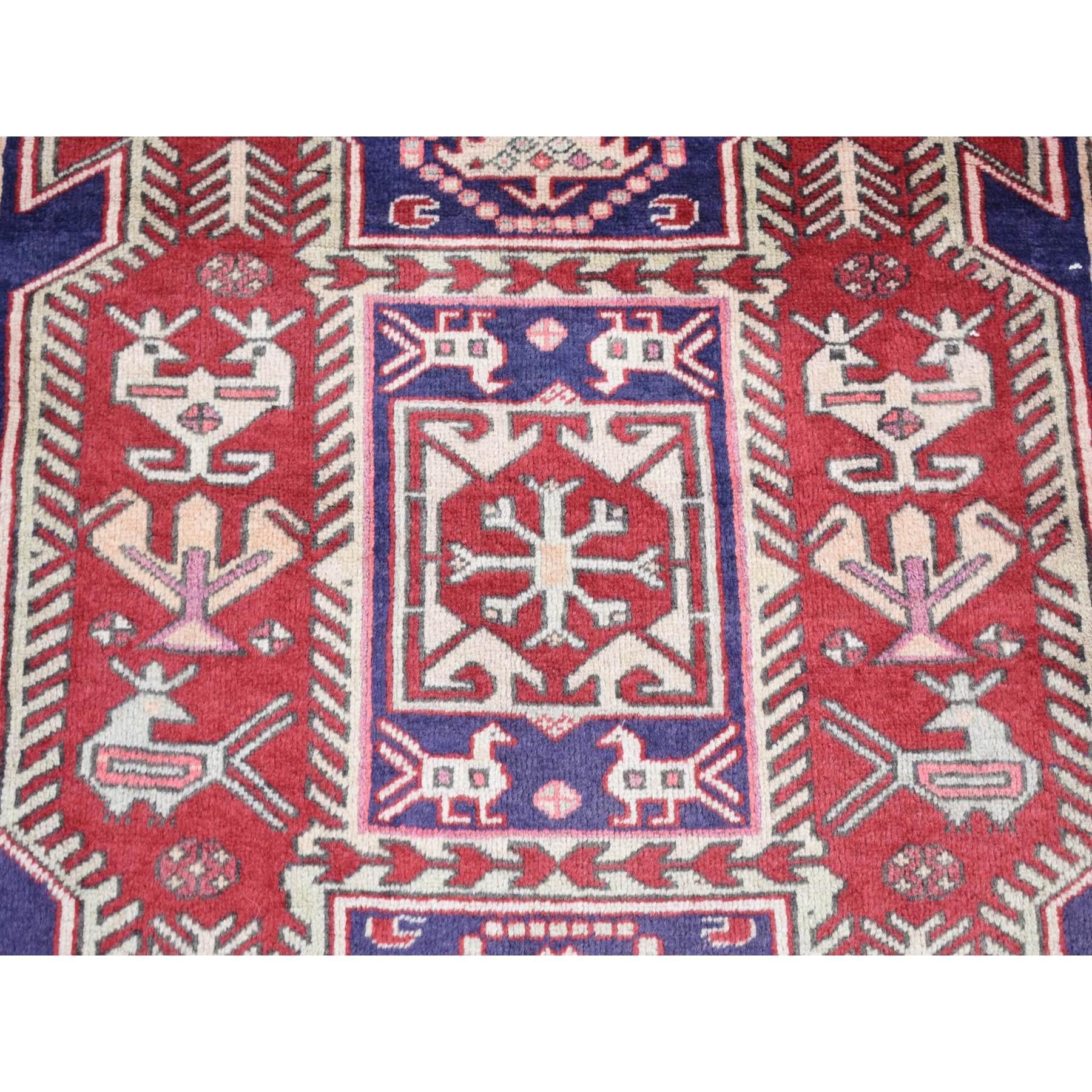 Blauer handgeknüpfter Vintage-Läufer aus Wolle mit geometrischen Motiven aus dem persischen Nordosten im Zustand „Gut“ im Angebot in Carlstadt, NJ