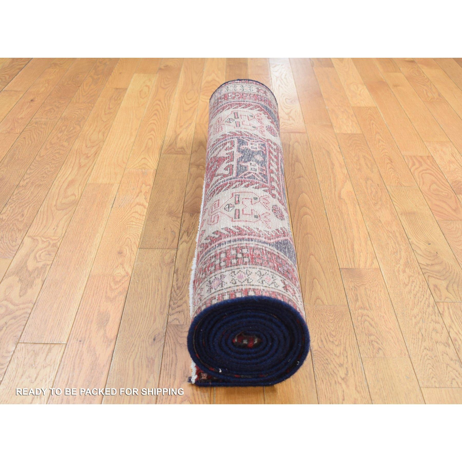 Blauer handgeknüpfter Vintage-Läufer aus Wolle mit geometrischen Motiven aus dem persischen Nordosten (Mitte des 20. Jahrhunderts) im Angebot