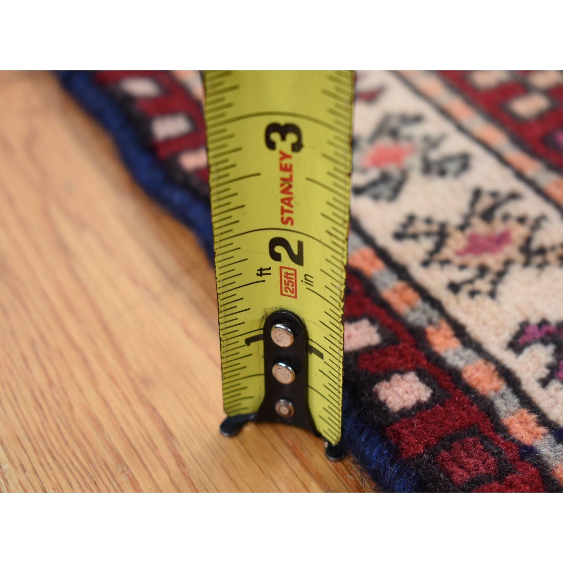 Blauer handgeknüpfter Vintage-Läufer aus Wolle mit geometrischen Motiven aus dem persischen Nordosten im Angebot 1