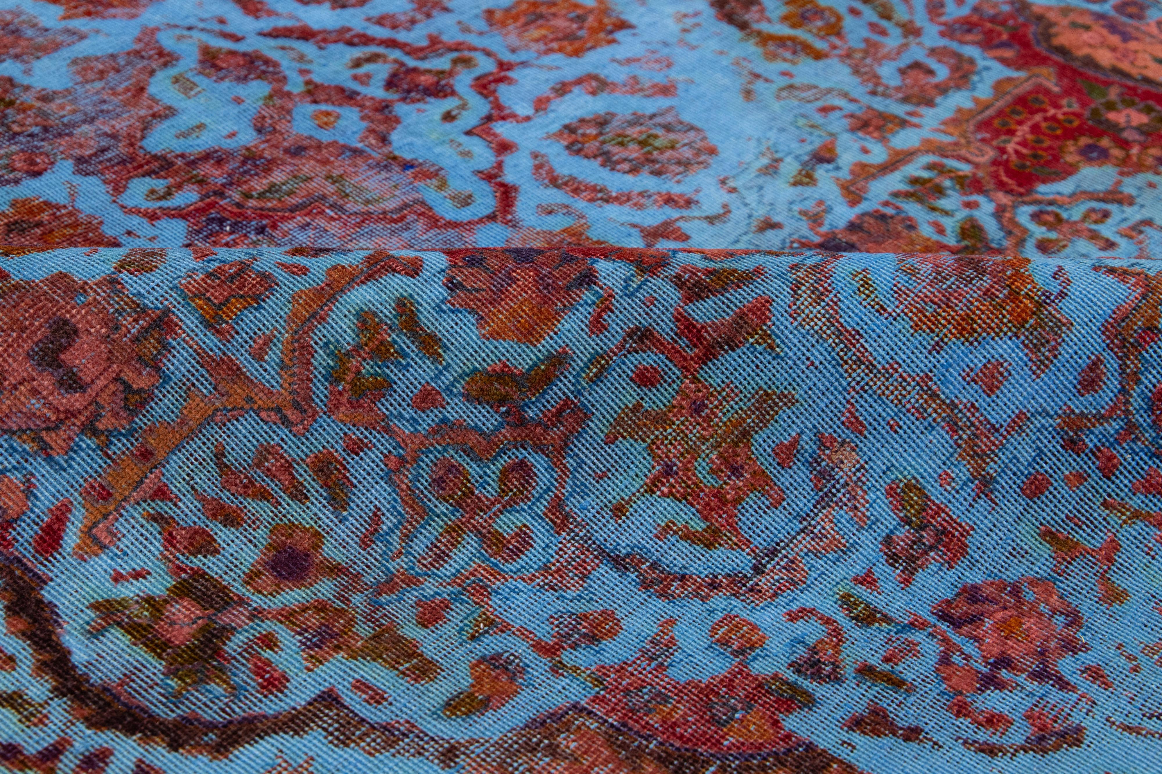 Blauer Vintage Persian Overdyed Scatter Wollteppich mit Blumenmotiv (Persisch) im Angebot