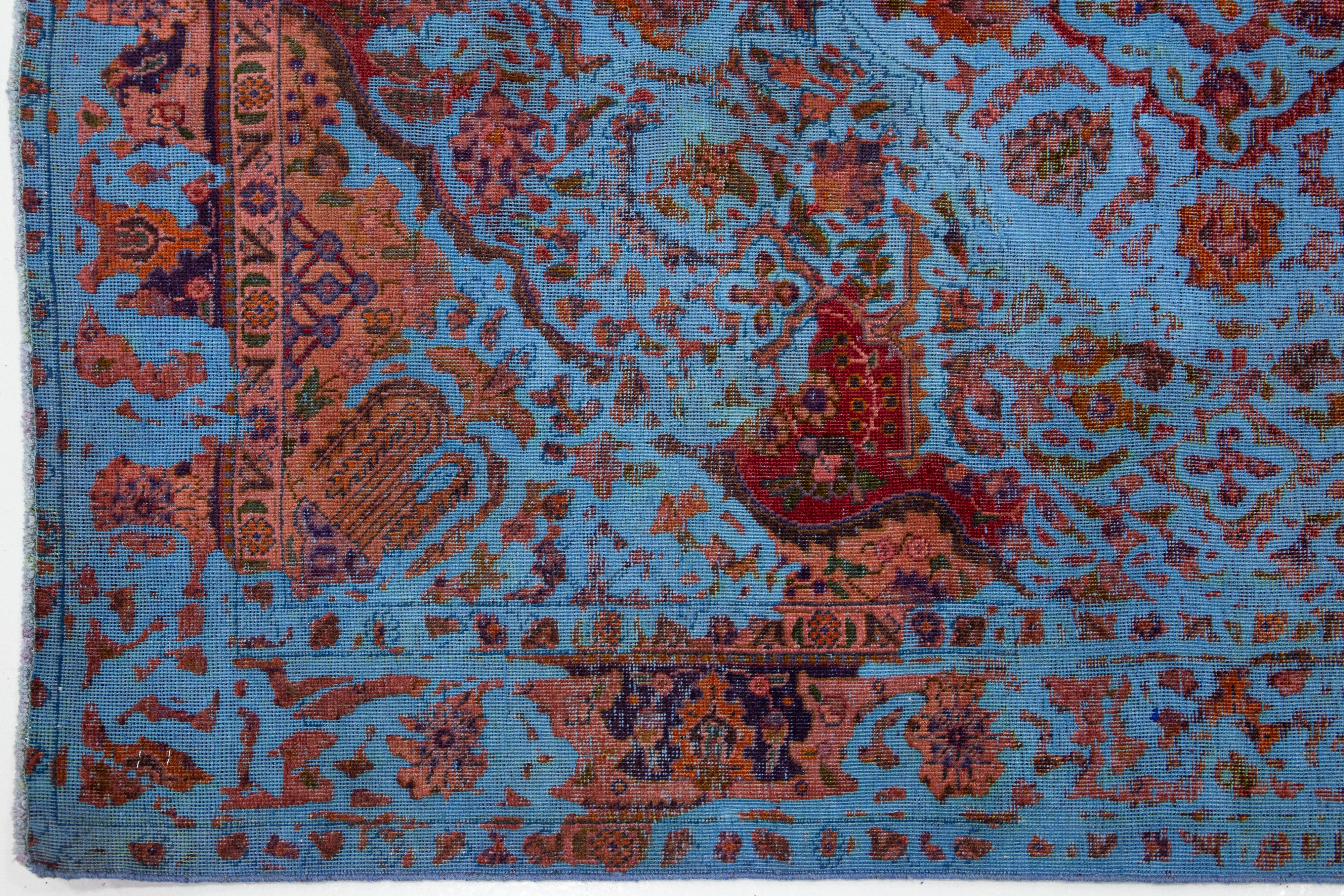 Blauer Vintage Persian Overdyed Scatter Wollteppich mit Blumenmotiv im Zustand „Starke Gebrauchsspuren“ im Angebot in Norwalk, CT