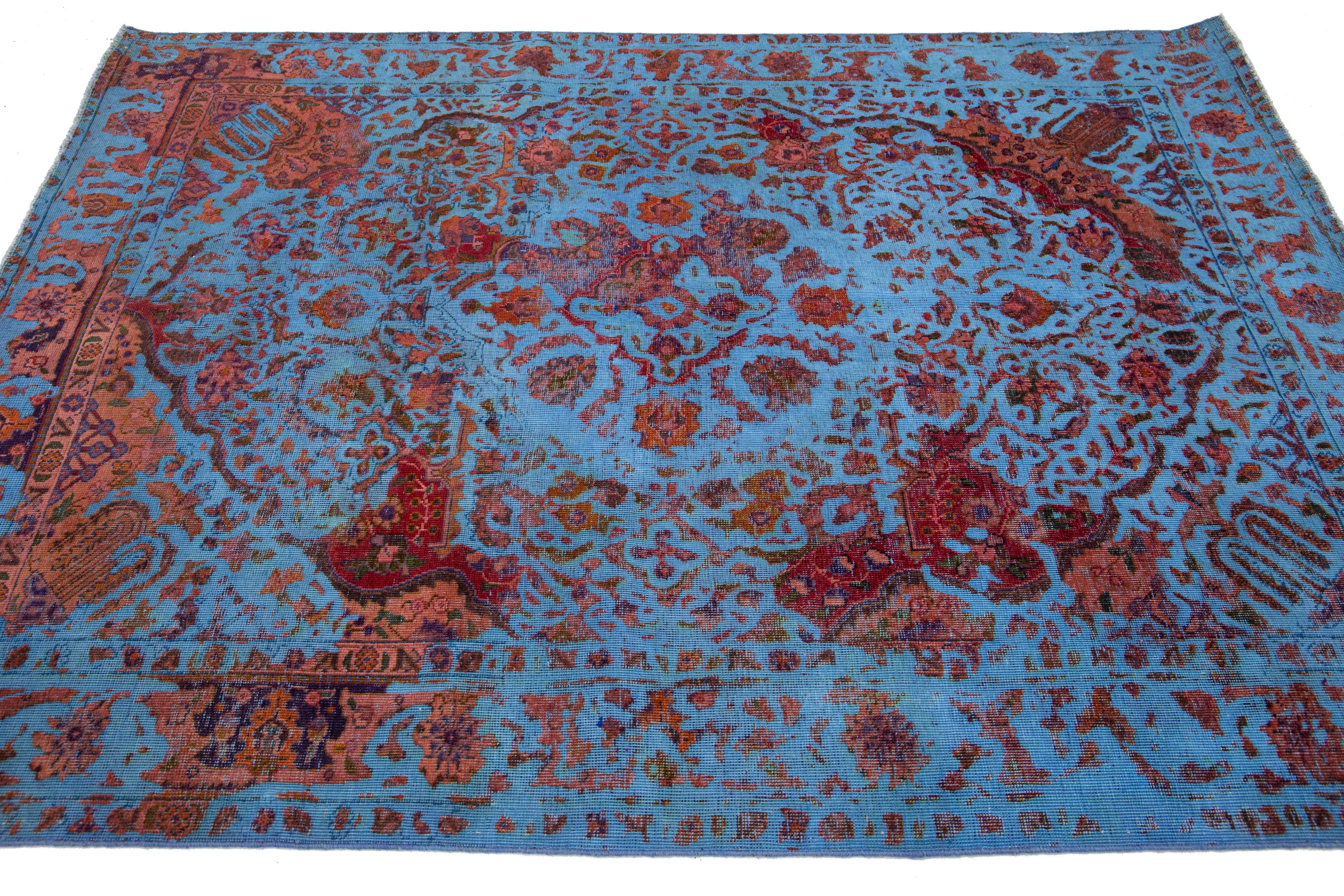Blauer Vintage Persian Overdyed Scatter Wollteppich mit Blumenmotiv (20. Jahrhundert) im Angebot