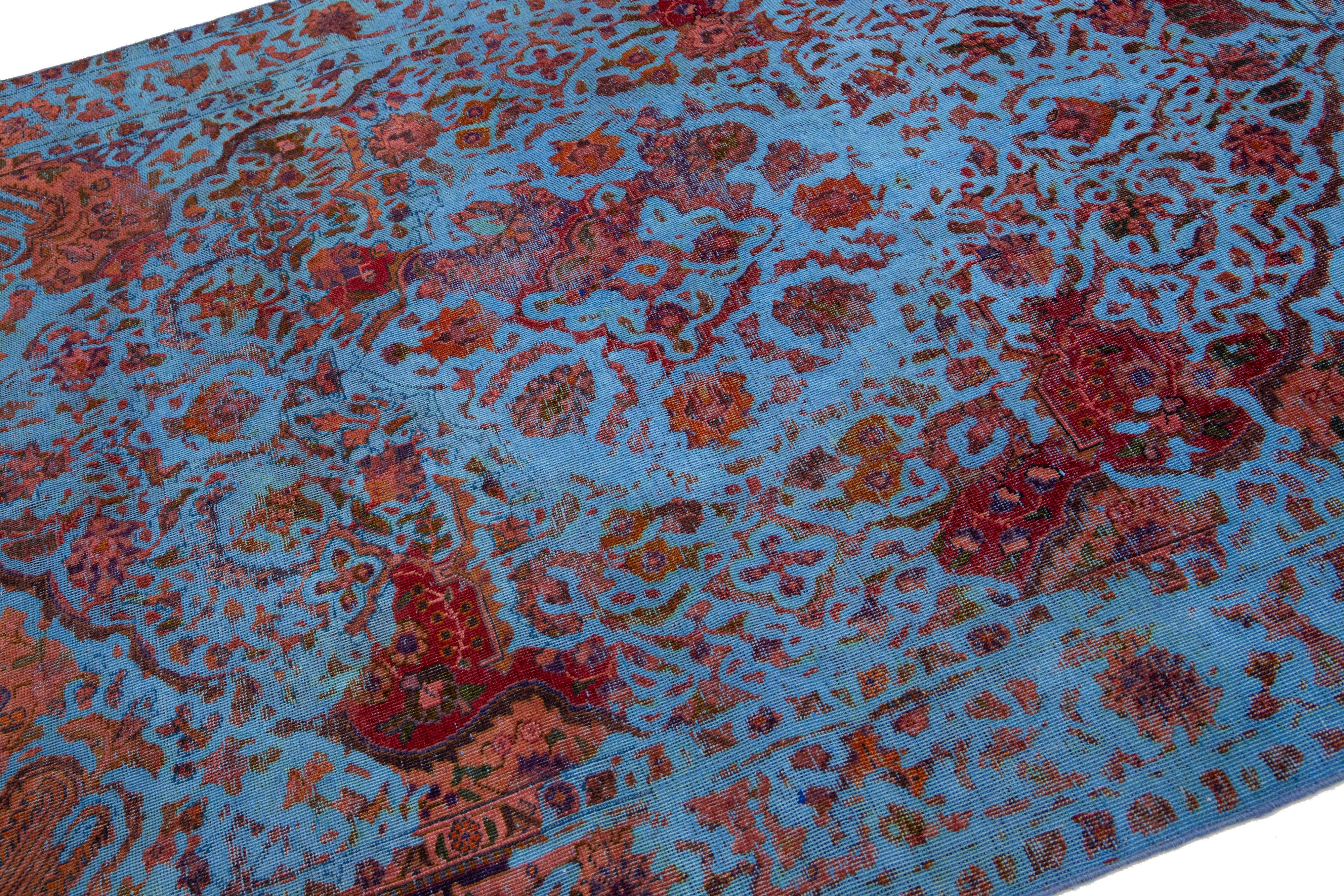 Blauer Vintage Persian Overdyed Scatter Wollteppich mit Blumenmotiv (Wolle) im Angebot