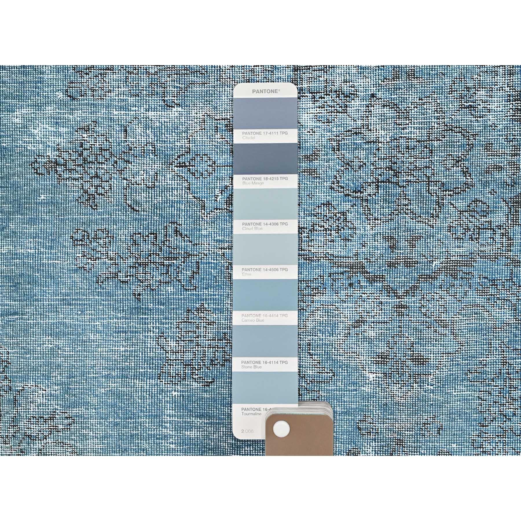 Blauer handgeknüpfter Vintage Persischer Täbris-Teppich im Distressed-Look aus getragener Wolle (Handgeknüpft) im Angebot