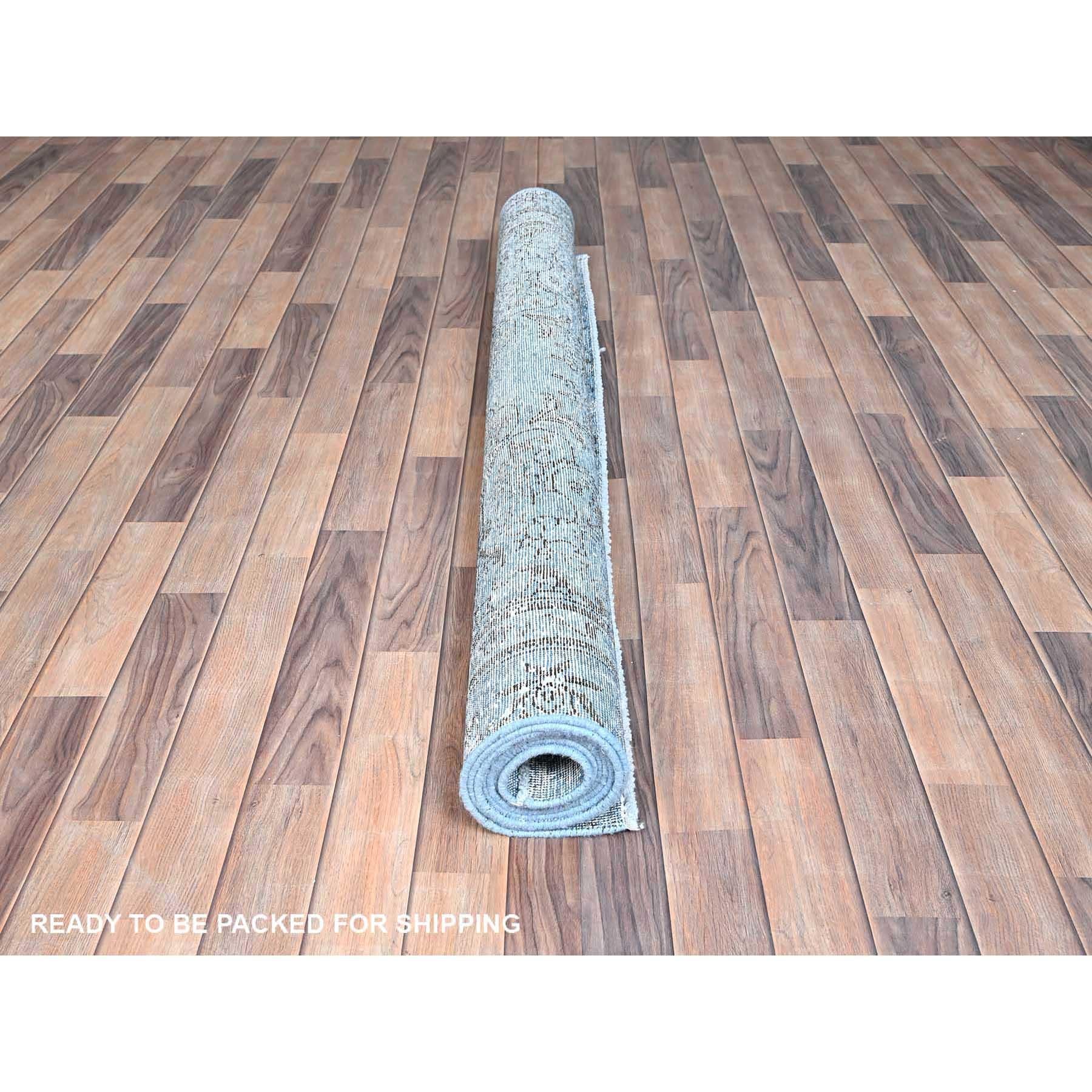 Blauer handgeknüpfter Vintage Persischer Täbris-Teppich im Distressed-Look aus getragener Wolle im Zustand „Relativ gut“ im Angebot in Carlstadt, NJ