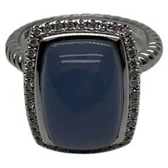 Bague Huggie en or blanc 14K avec halo de diamants et calcédoine bleu violet