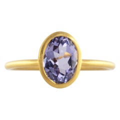 Ico & the Bird, bague en or et spinelle gris violet de 1,34 carat 