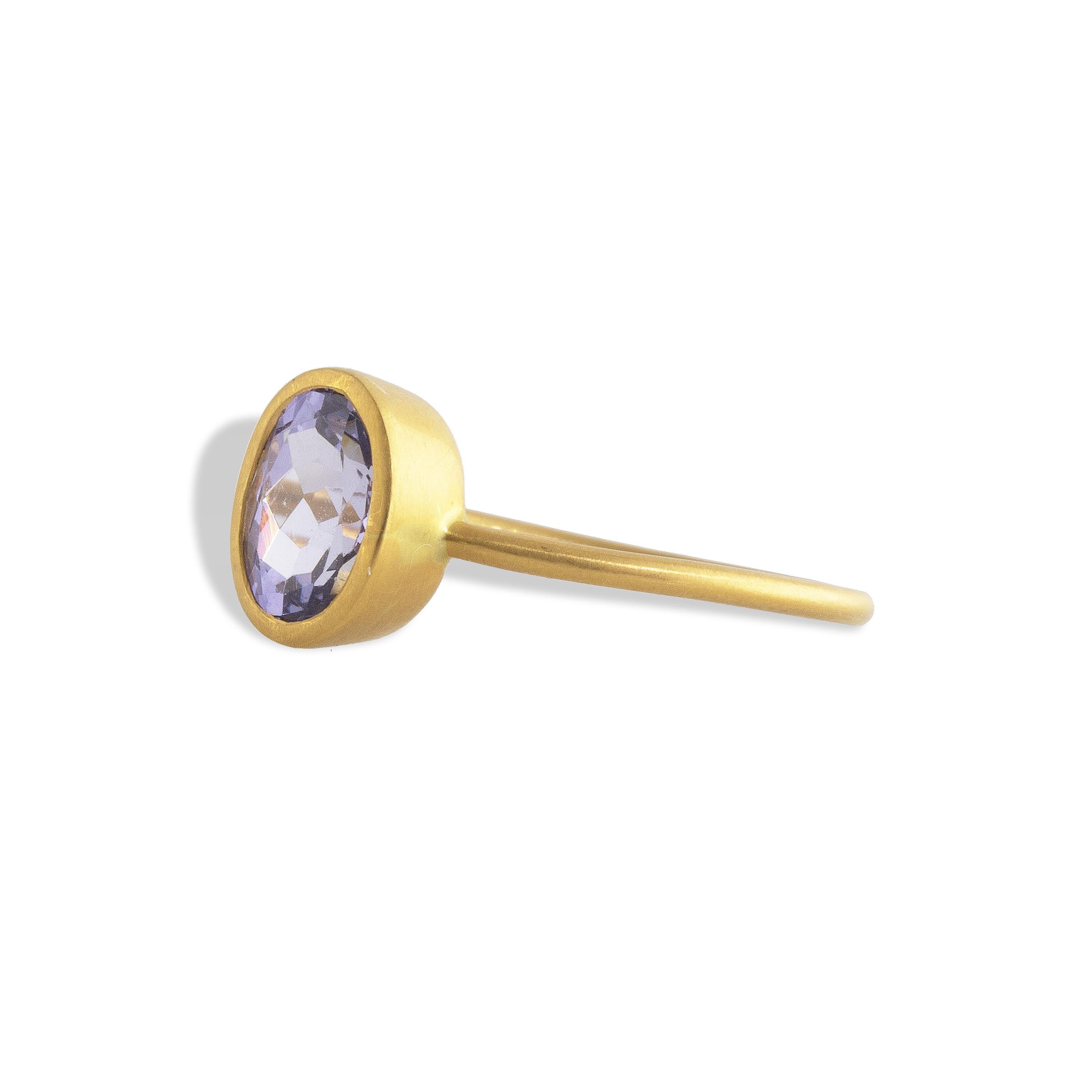 Contemporain Ico & the Bird, bague en or et spinelle gris violet de 1,34 carat  en vente