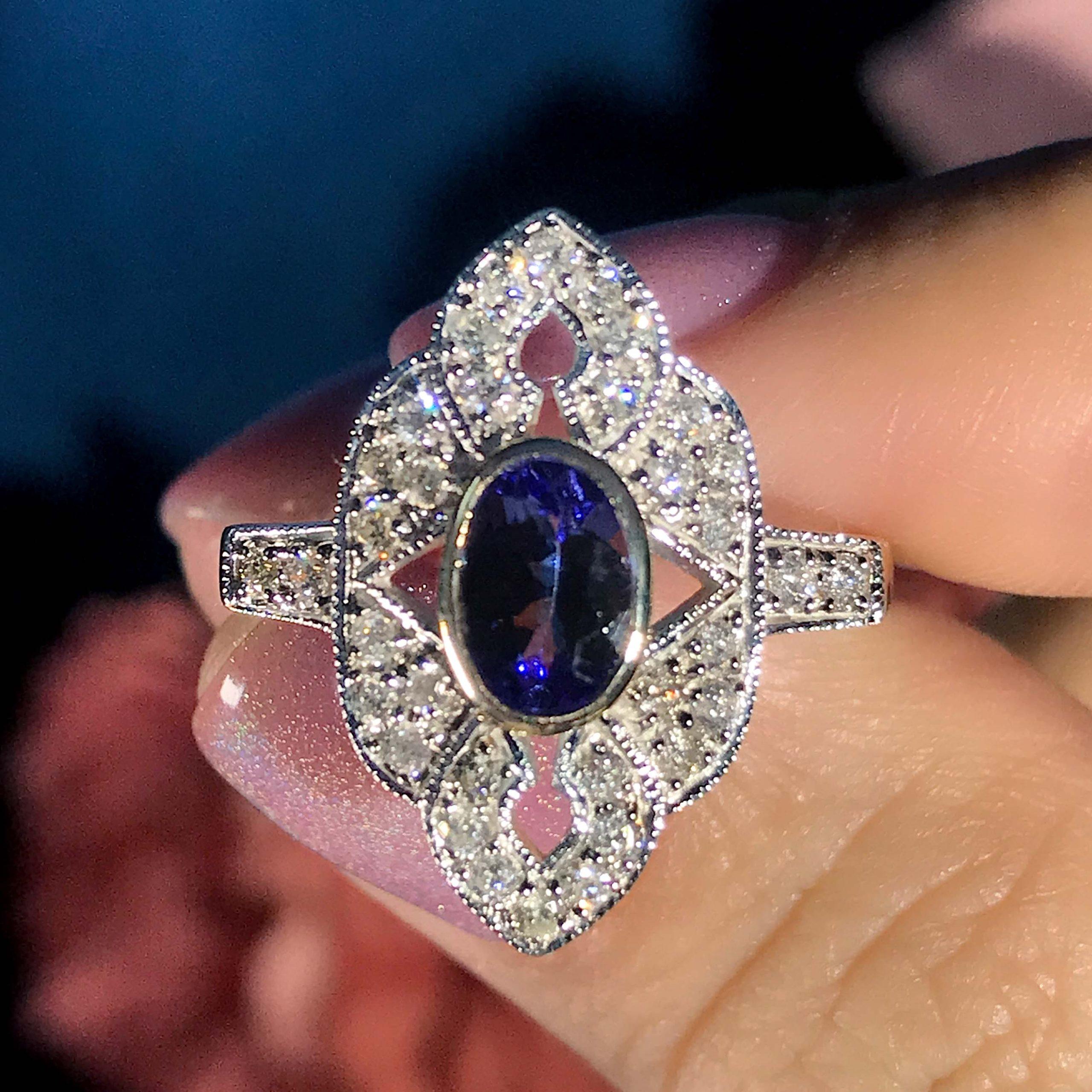 Donna Blue Violet Tanzanite & Diamonds Halo Art Deco Style Statement Gold Ring in vendita