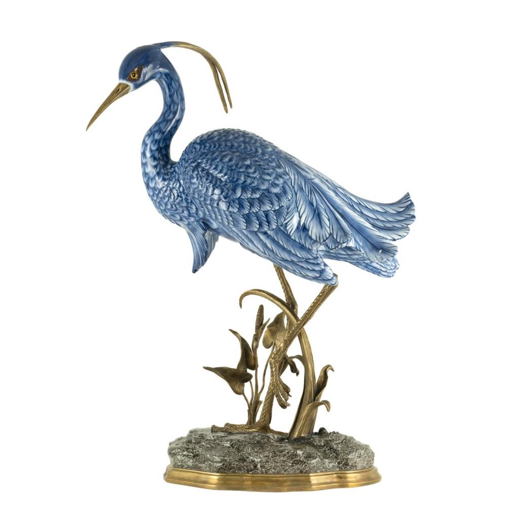 Skulptur Blau watend mit Sockelstruktur in
aus massivem Messing und Porzellan und mit Vogelstruktur 
aus handbemaltem Porzellan mit Messingdetails.

