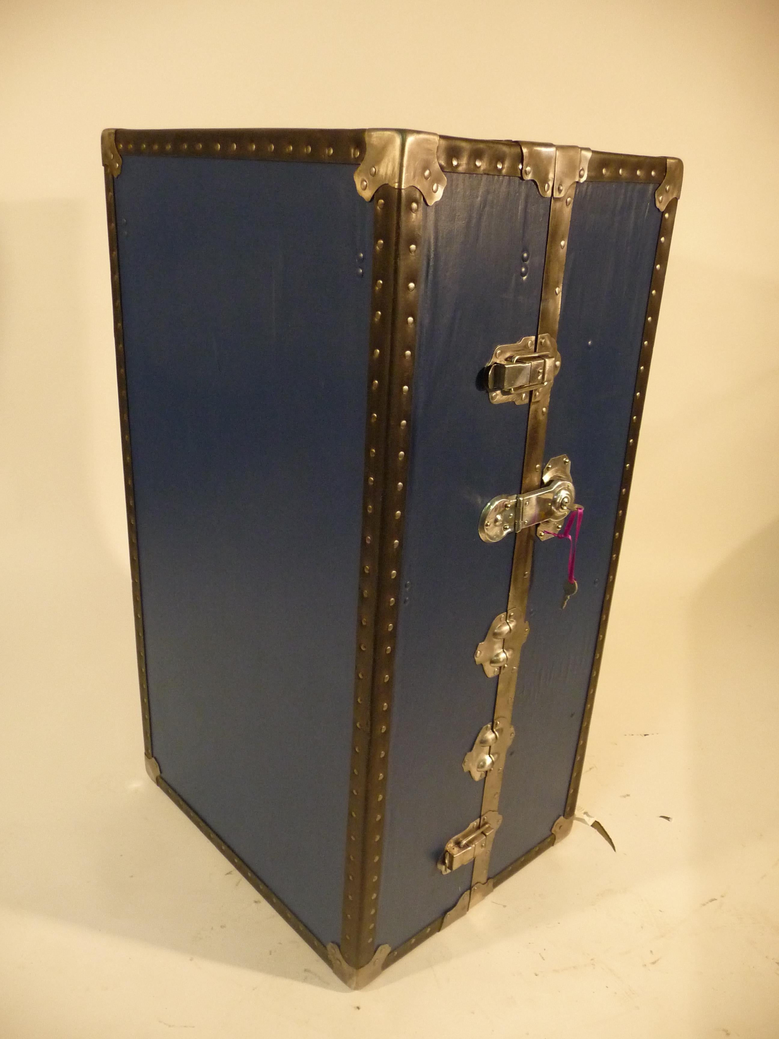Blue Wardrobe Trunk with Suitcase and Key In Good Condition For Sale In Haguenau, FR