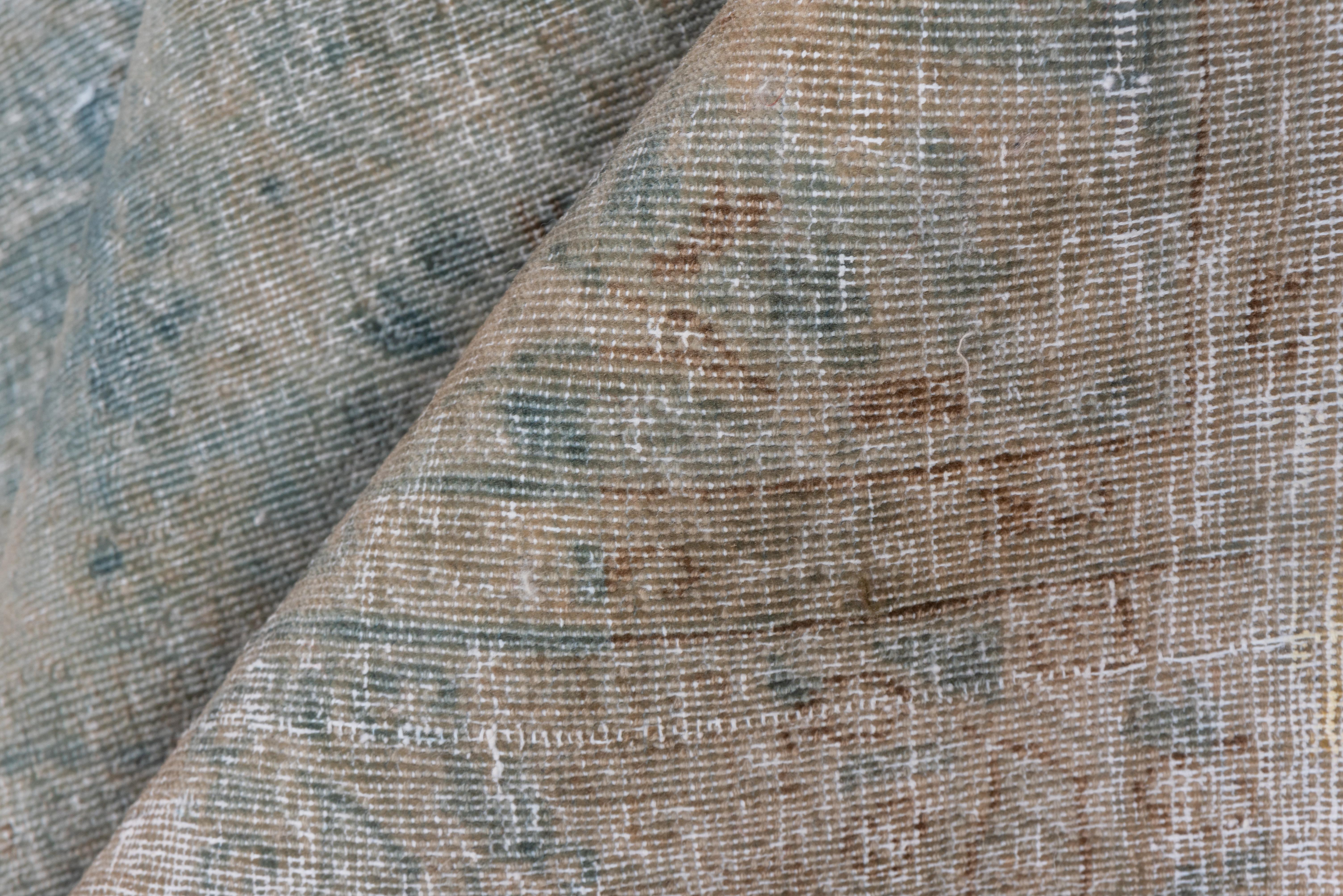 Dieser schlichte und doch raffinierte Teppich aus Täbris (3,4 x 4,11) ist ein Beispiel für die dauerhafte Eleganz der persischen Handwerkskunst. Mit seiner subtilen, harmonischen Komposition und den sorgfältigen Details steht dieses Stück für eine