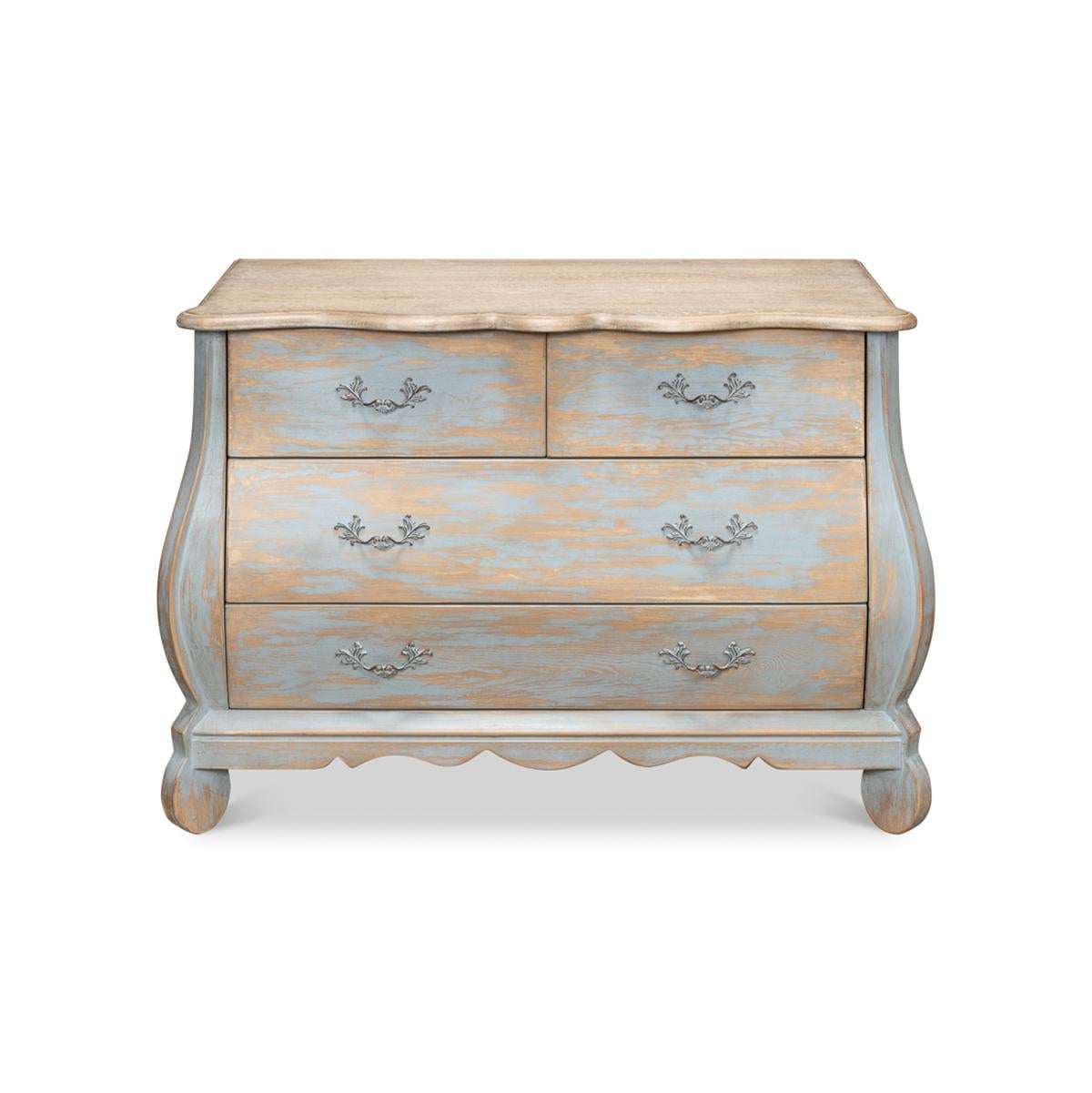 Con due cassetti corti sopra due cassetti lunghi, realizzato in pino recuperato con una finitura anticata e distorta dipinta di blu. Il piano smerlato e sagomato è in Oak con finitura naturale. 

Dimensioni: 44