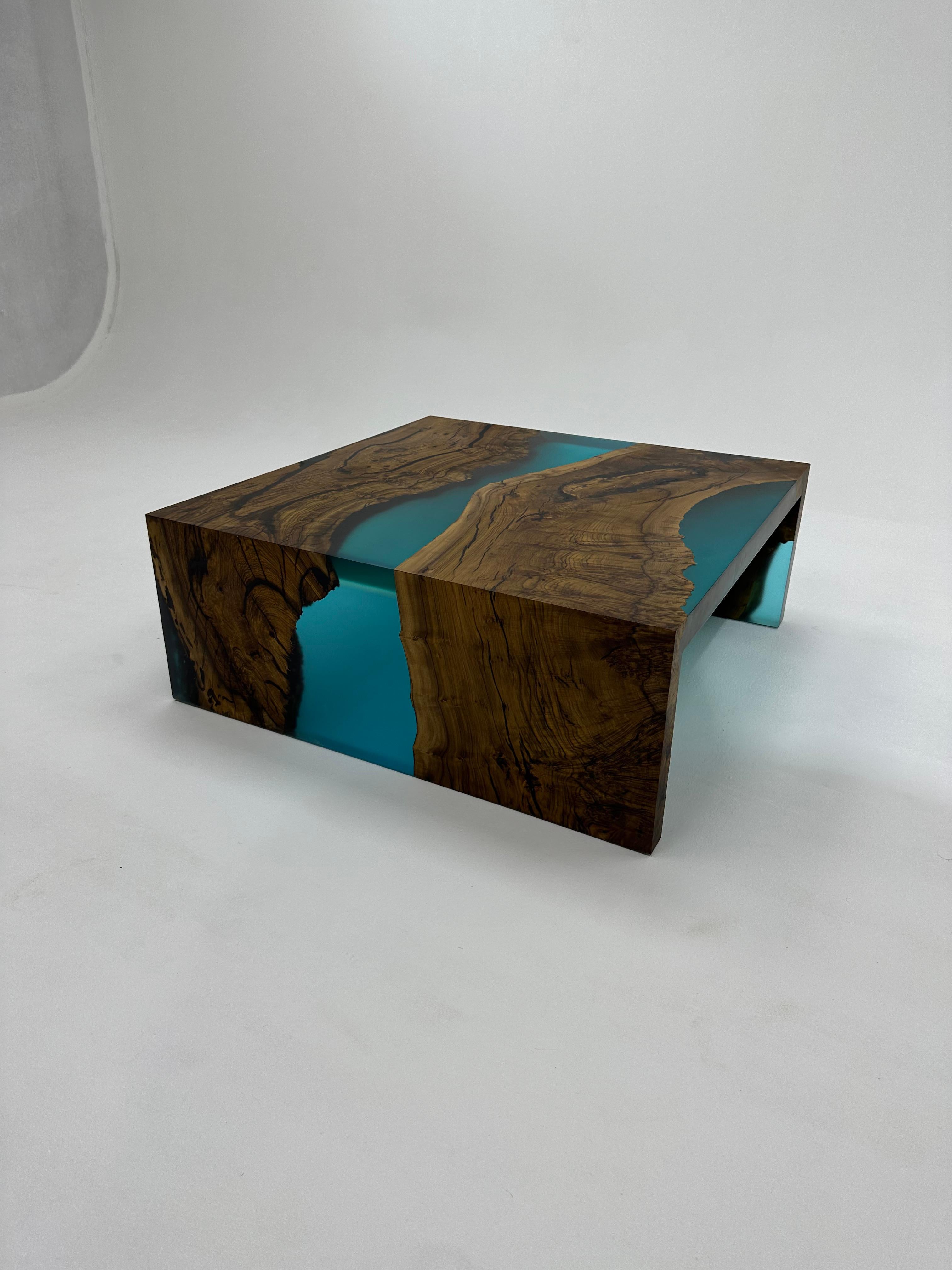 XXIe siècle et contemporain Table basse en résine époxy cascade bleue et bois de noyer ancien en vente