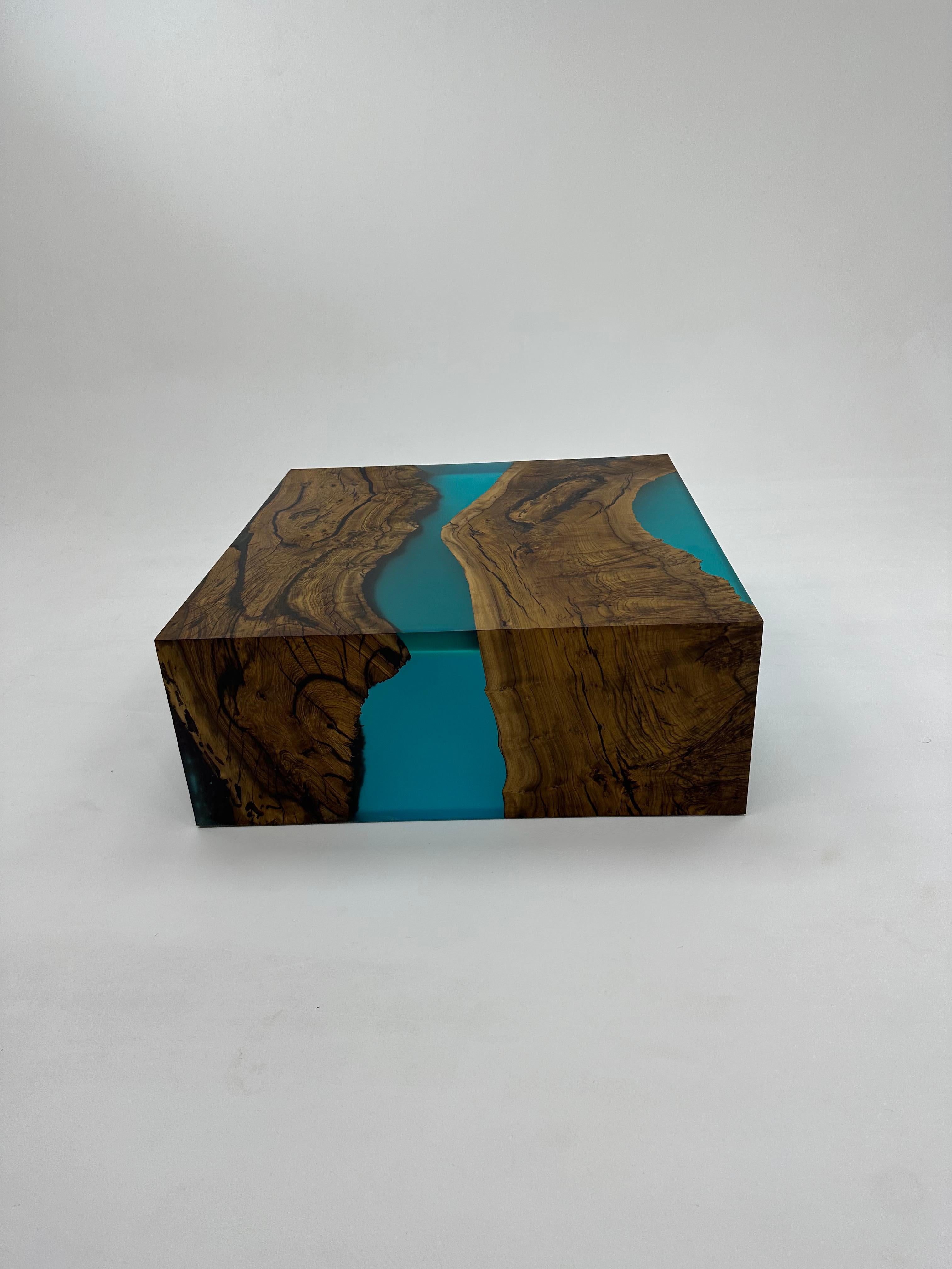 Résine époxy Table basse en résine époxy cascade bleue et bois de noyer ancien en vente