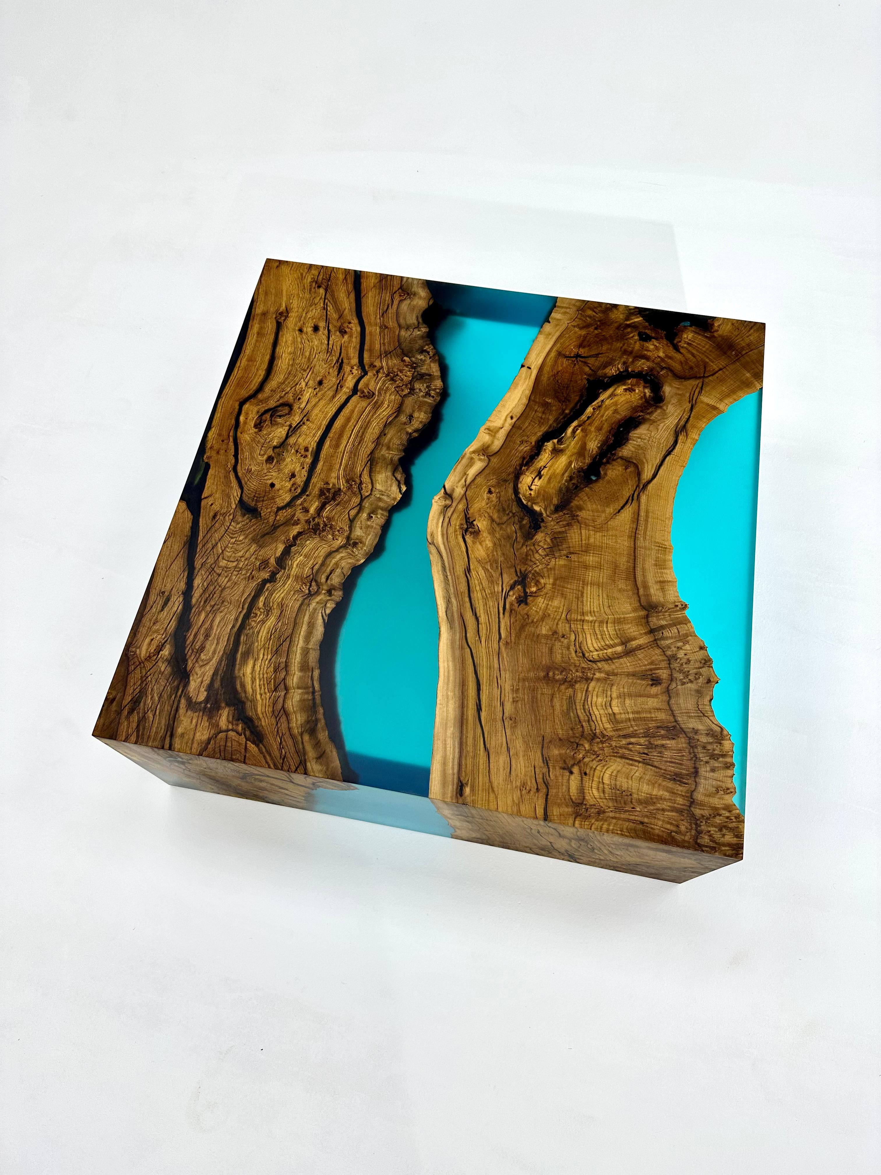 Table basse en résine époxy cascade bleue et bois de noyer ancien en vente 1