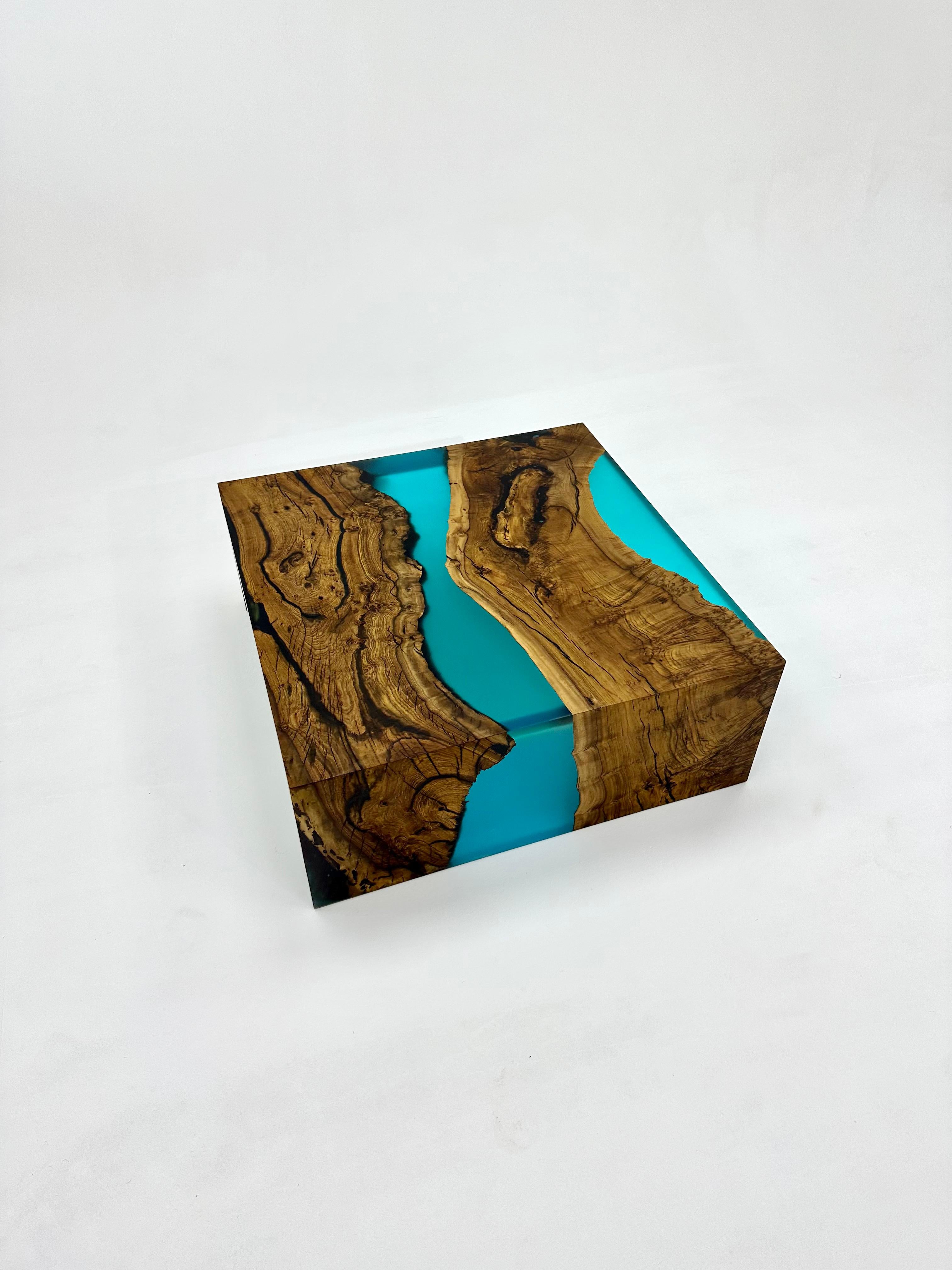 Table basse en résine époxy cascade bleue et bois de noyer ancien en vente 2