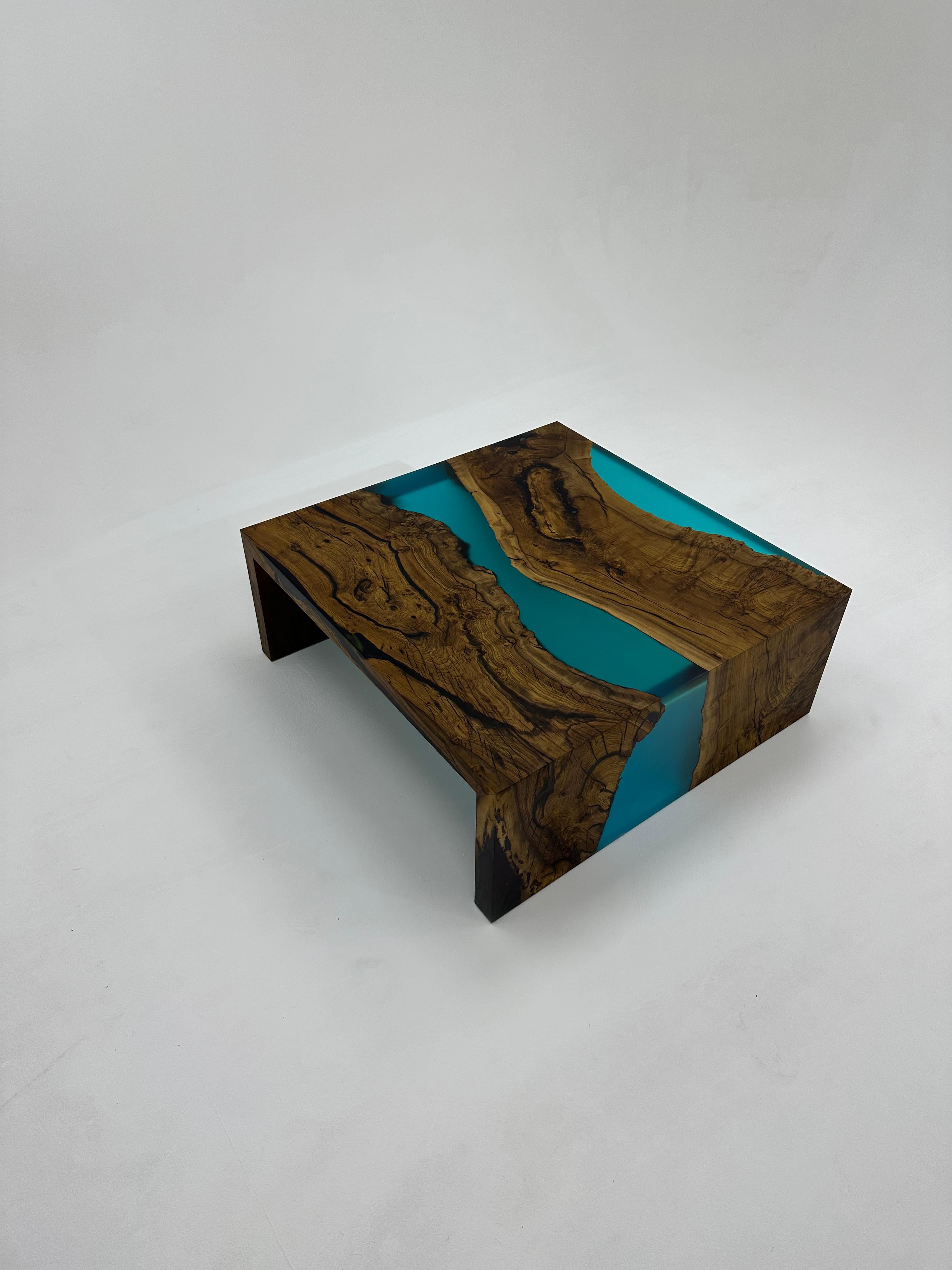 Table basse en résine époxy cascade bleue et bois de noyer ancien en vente 3