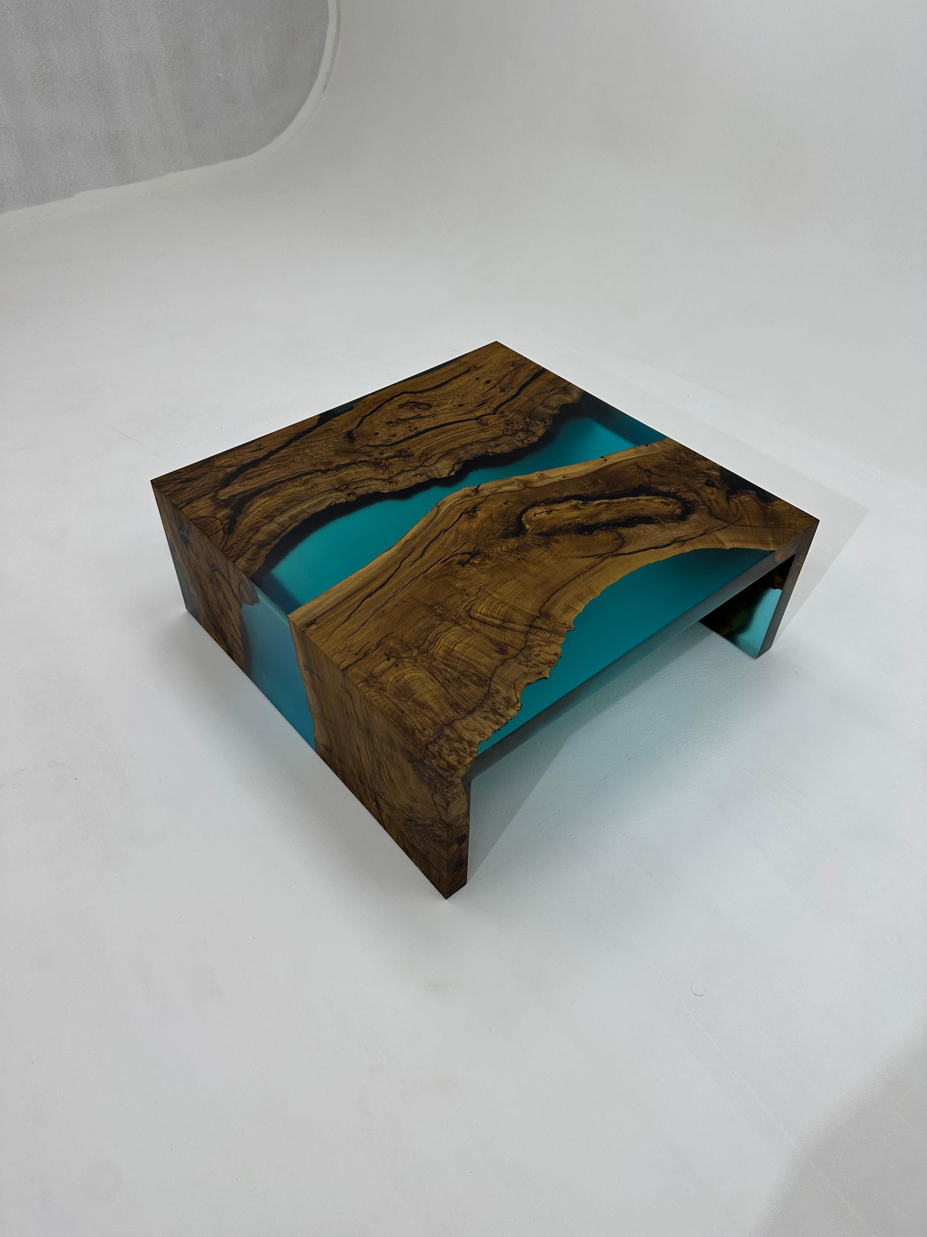 Moderne Table basse en résine époxy cascade bleue et bois de noyer ancien en vente