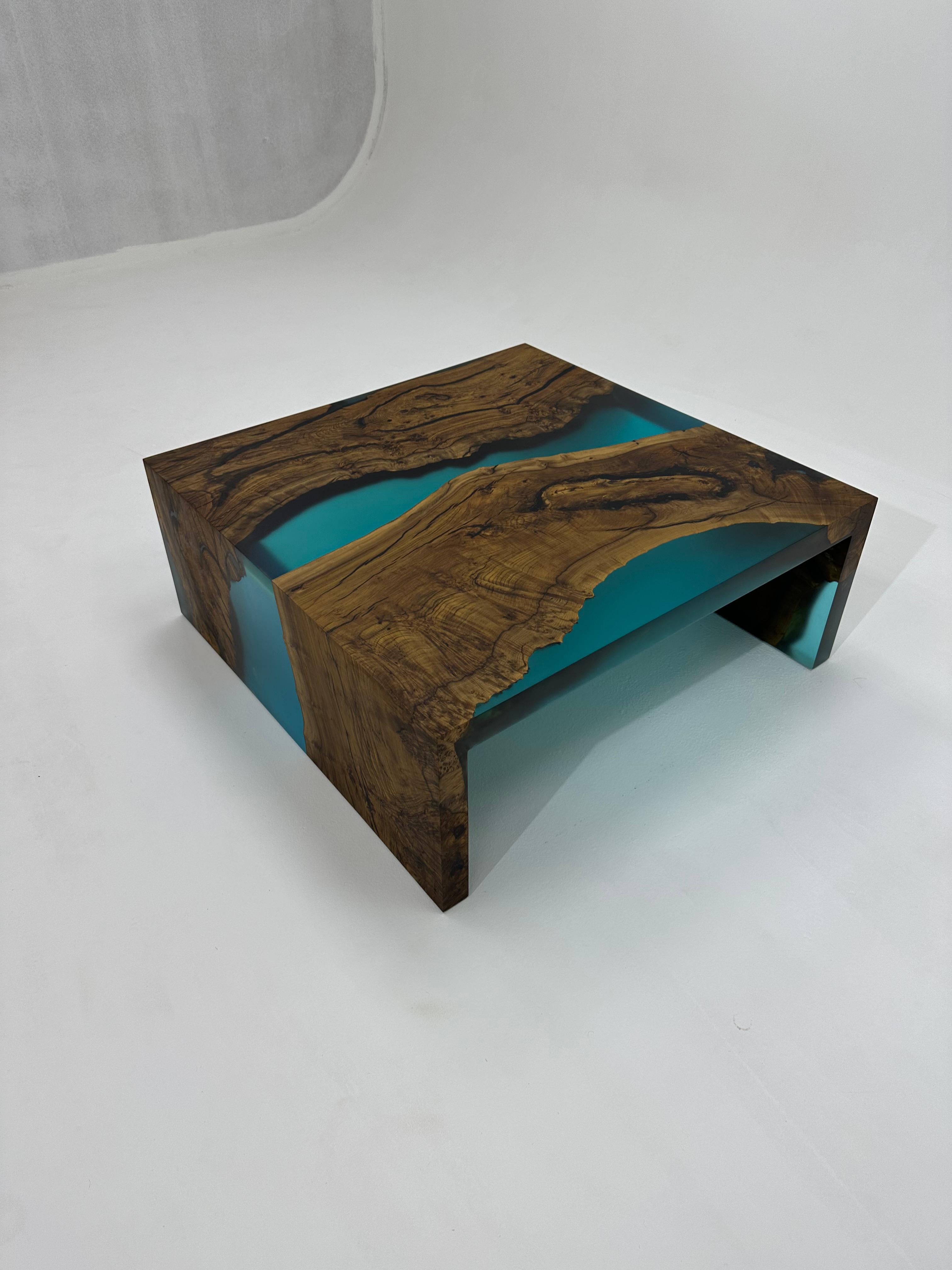 Turc Table basse en résine époxy cascade bleue et bois de noyer ancien en vente
