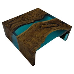 Table basse en résine époxy cascade bleue et bois de noyer ancien
