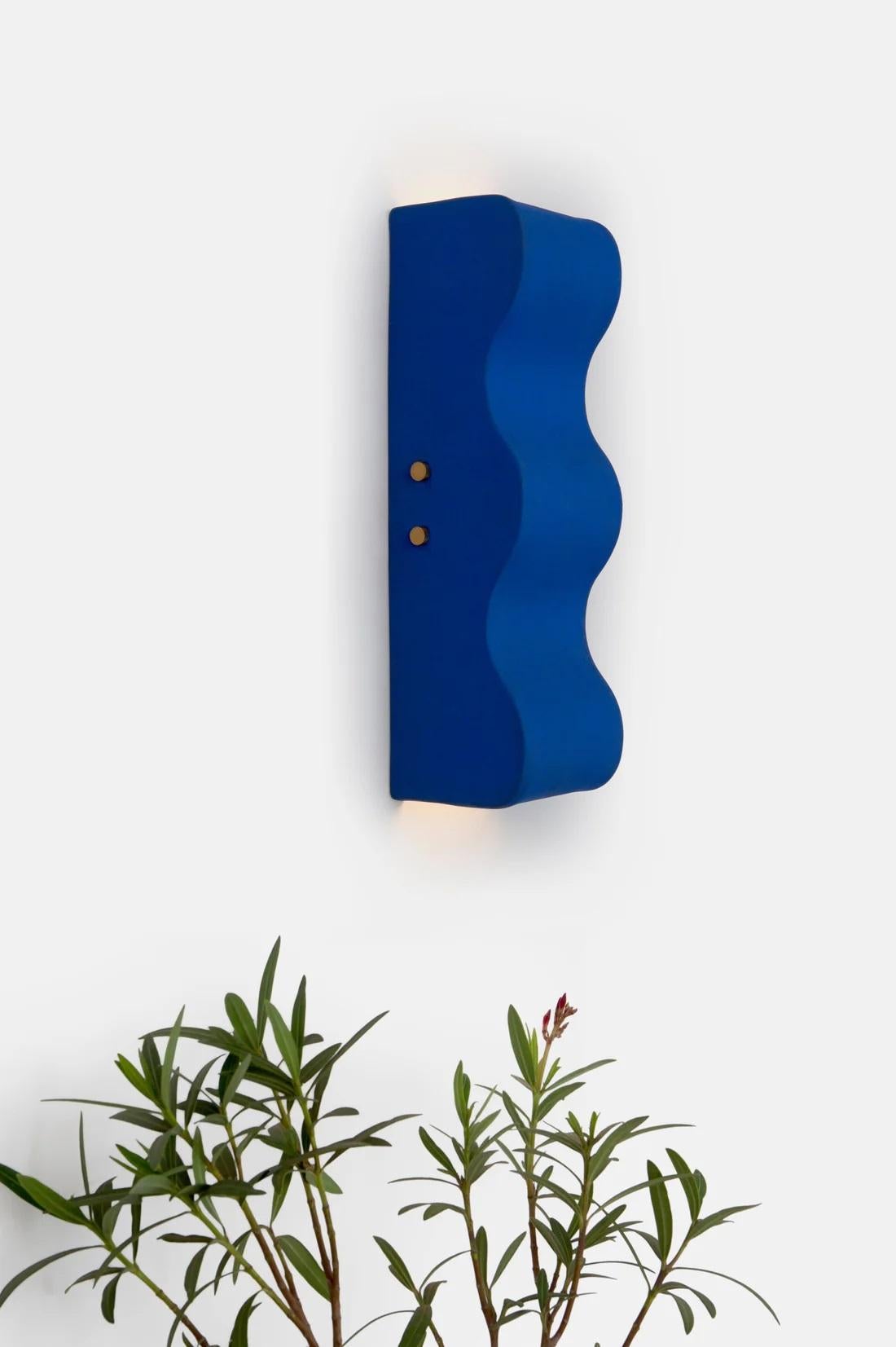 Moderno Lampada da parete Blue Wave di Hatsu in vendita