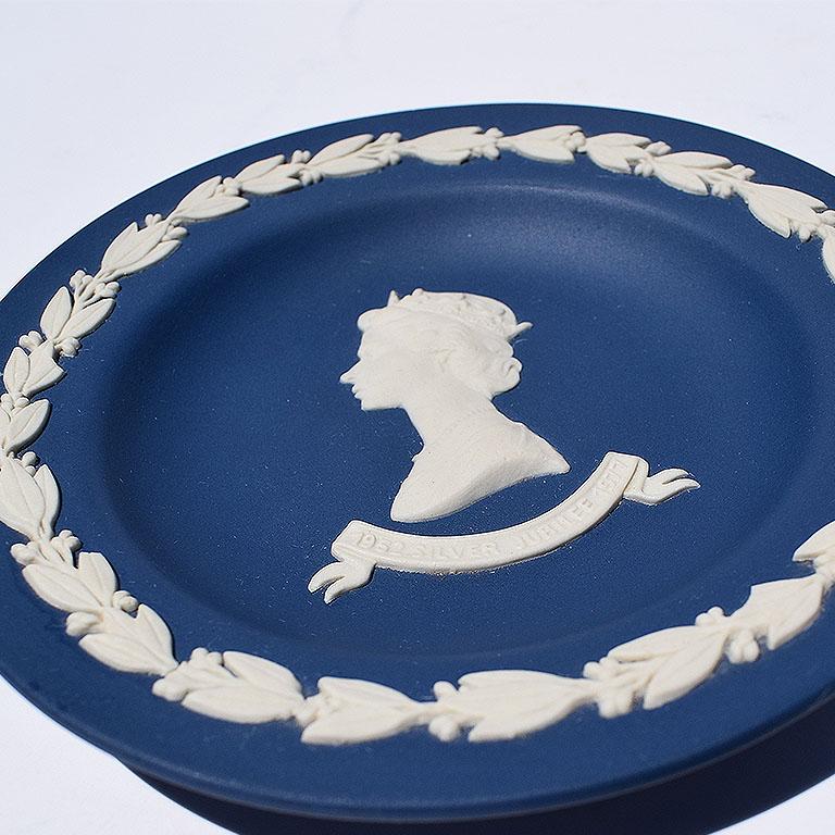 Neoclassical Blue Wedgwood Jasperware Queen Elizabeth II Silver Jubilee Dish England