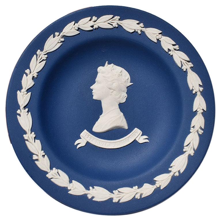 Blue Wedgwood Jasperware Queen Elizabeth II Silver Jubilee Dish England