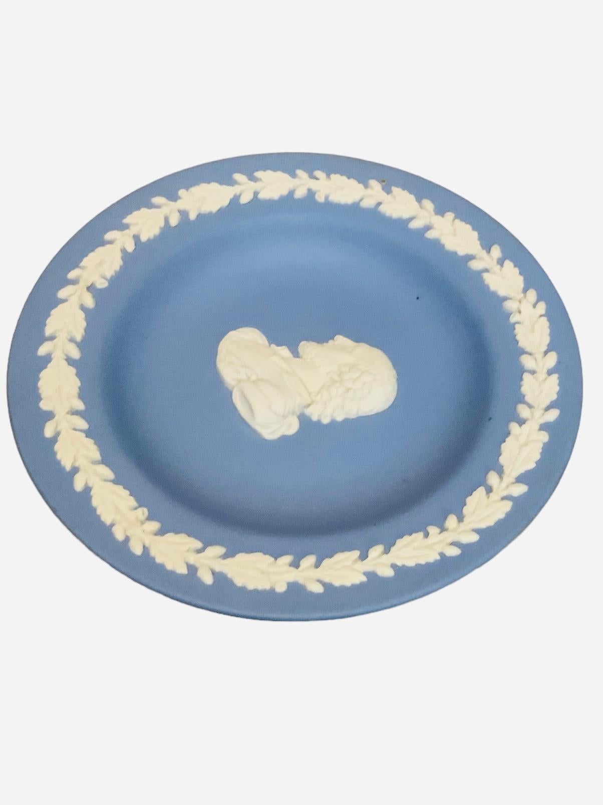 Porcelaine Petite assiette bleue en jaspe de Wedgwood en vente