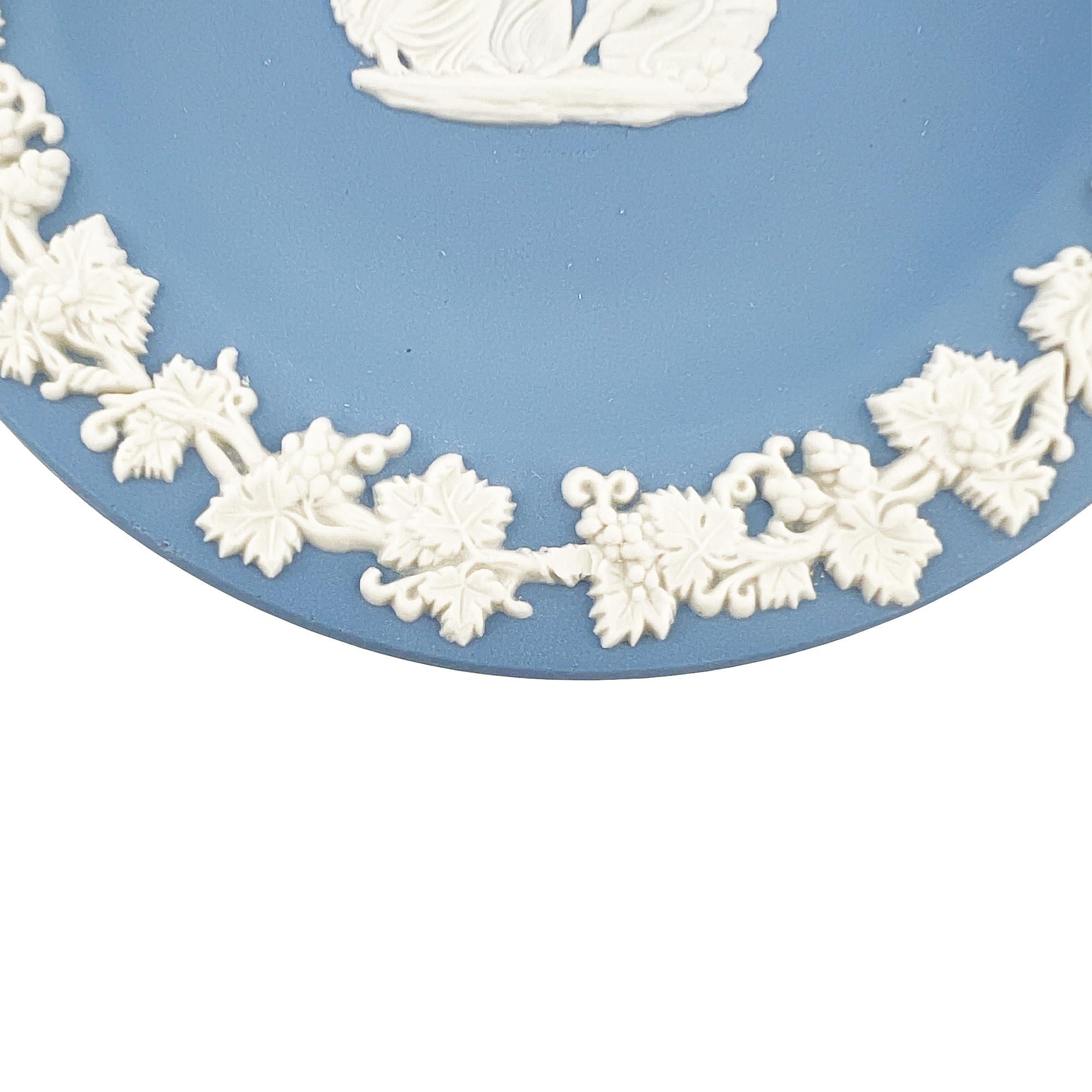 Un clásico del diseño británico: un auténtico plato azul de jaspe de Wedgwood con relieve neoclásico en blanco nítido. Hecha a mano en Inglaterra, esta pequeña bandeja muestra el cuerpo mate de color azul empolvado que hizo famosa a Wedgwood: