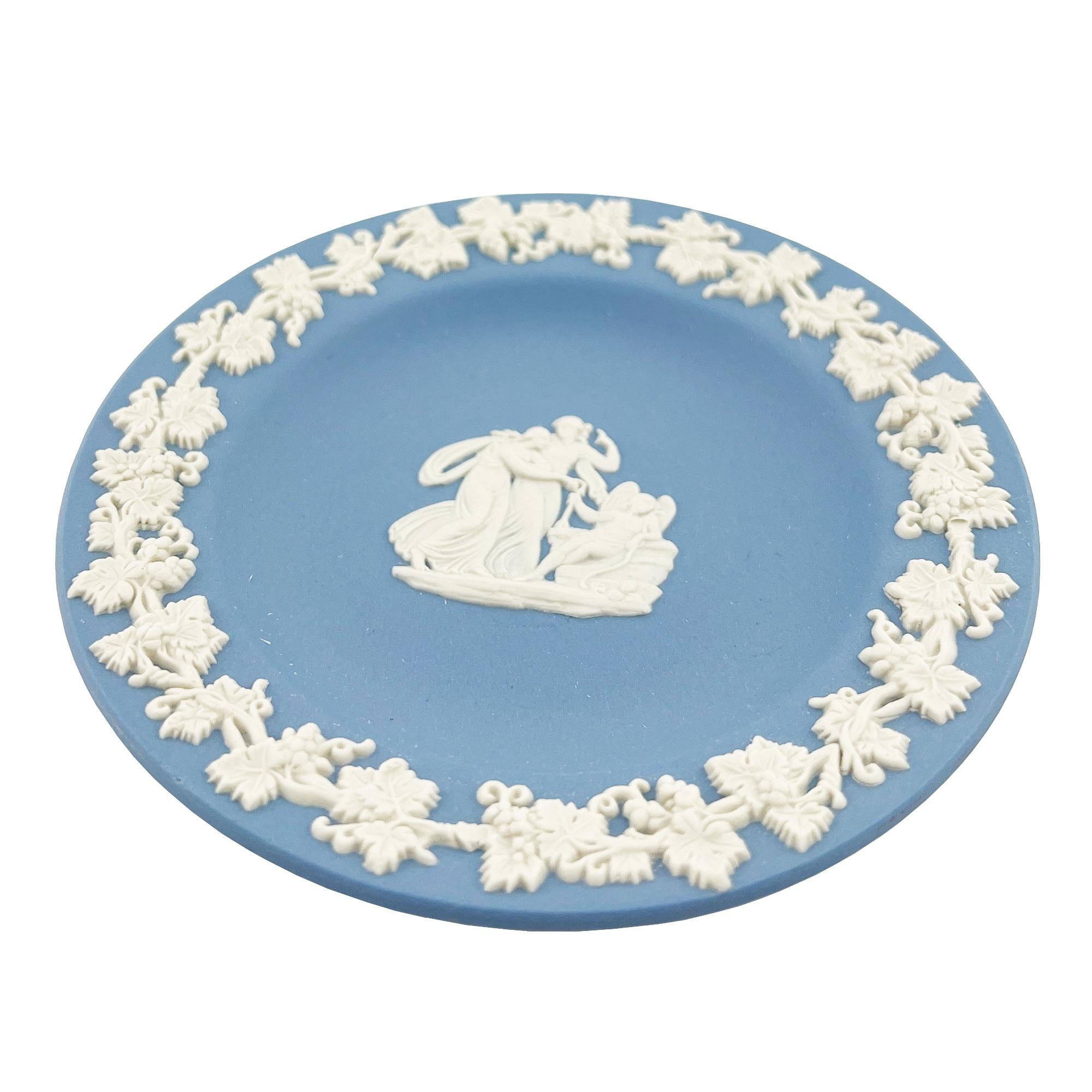 Plato baratija de jaspeado azul de Wedgwood con relieve blanco, Inglaterra Inglés en venta
