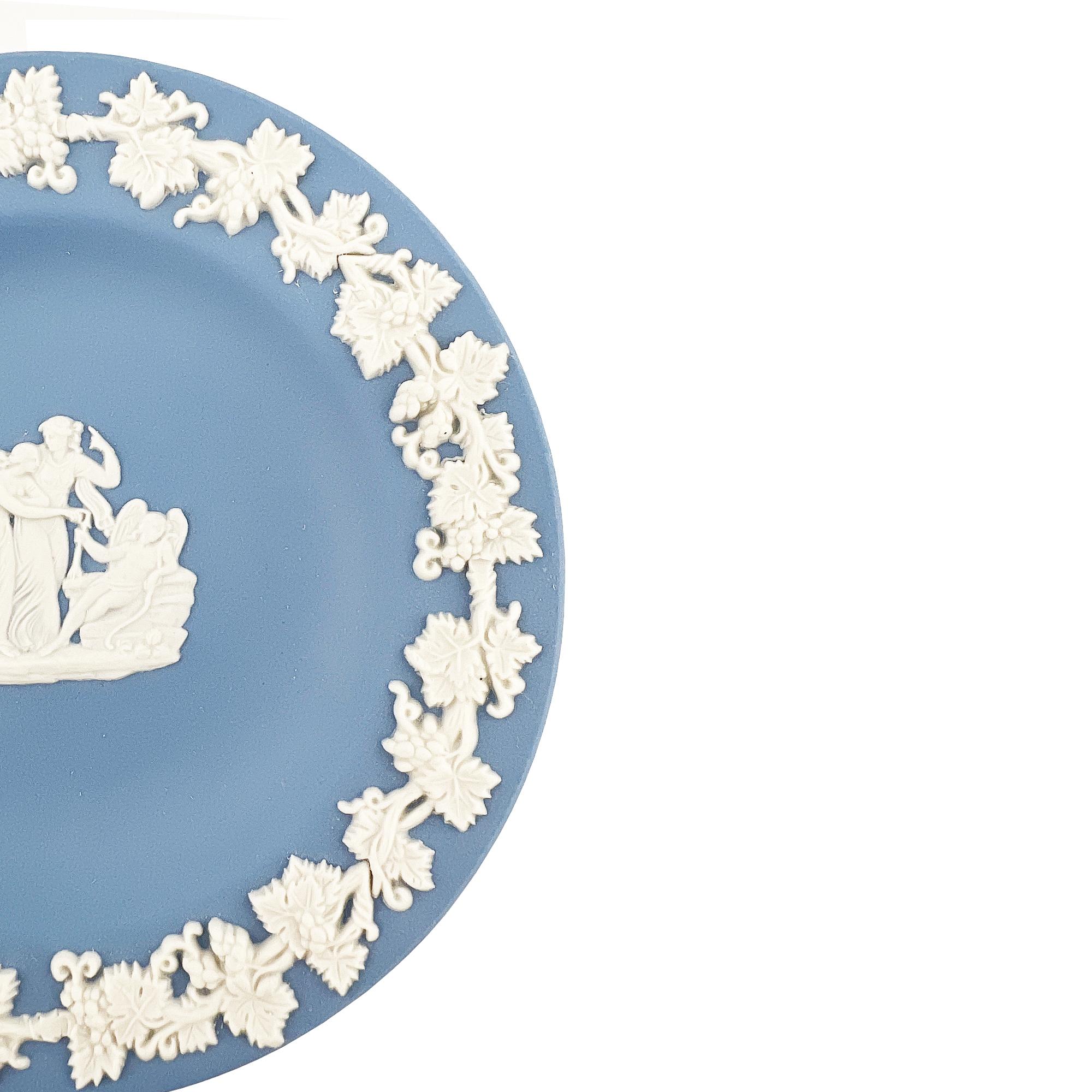 Plato baratija de jaspeado azul de Wedgwood con relieve blanco, Inglaterra siglo XX en venta
