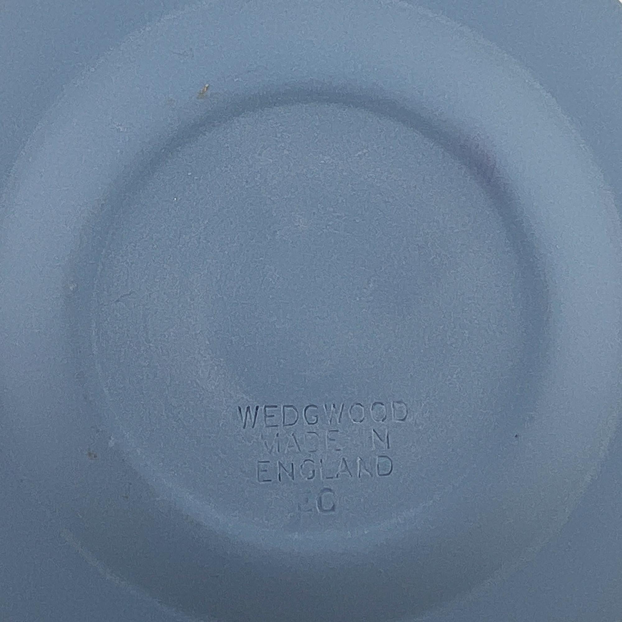 Plato baratija de jaspeado azul de Wedgwood con relieve blanco, Inglaterra en venta 1