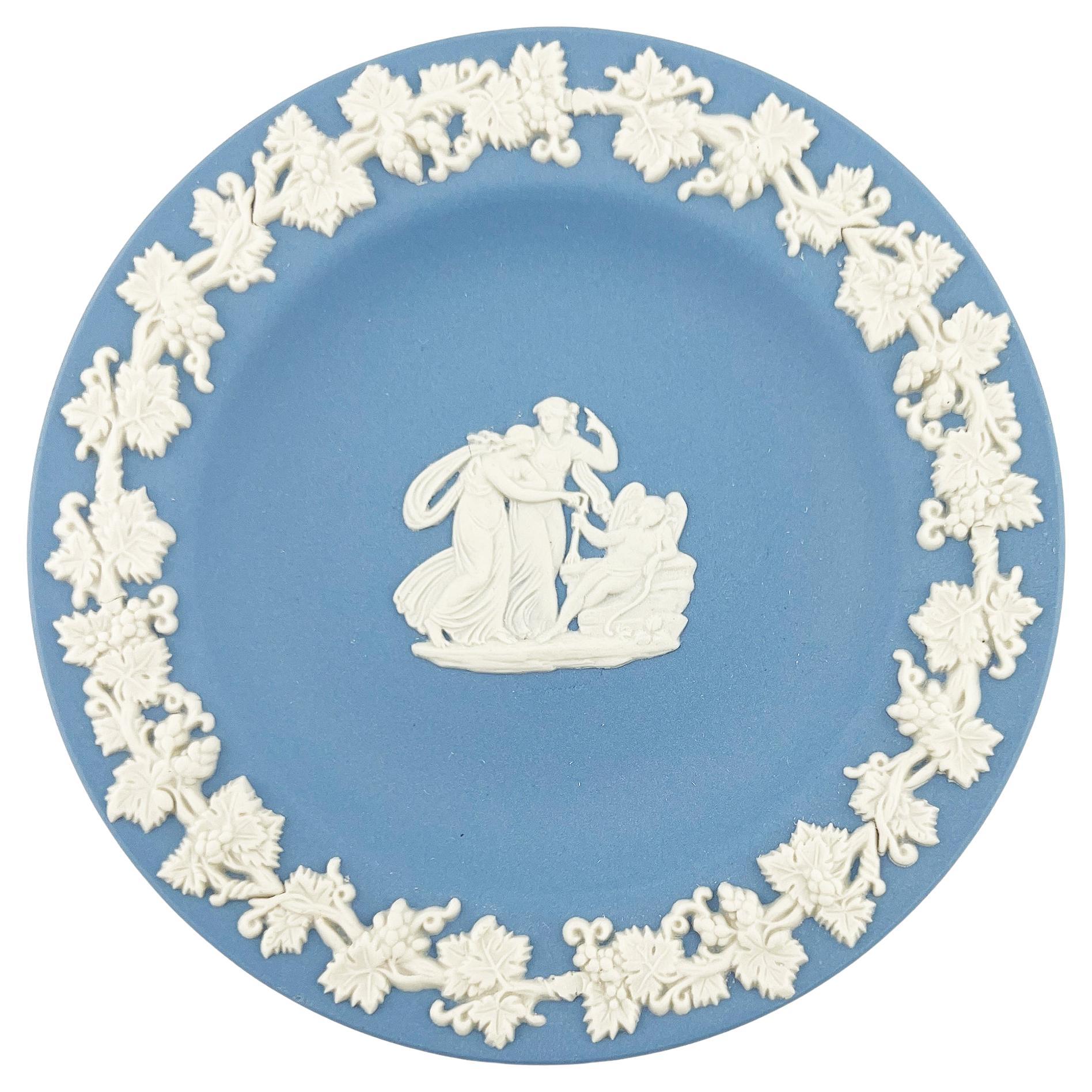 Plato baratija de jaspeado azul de Wedgwood con relieve blanco, Inglaterra en venta