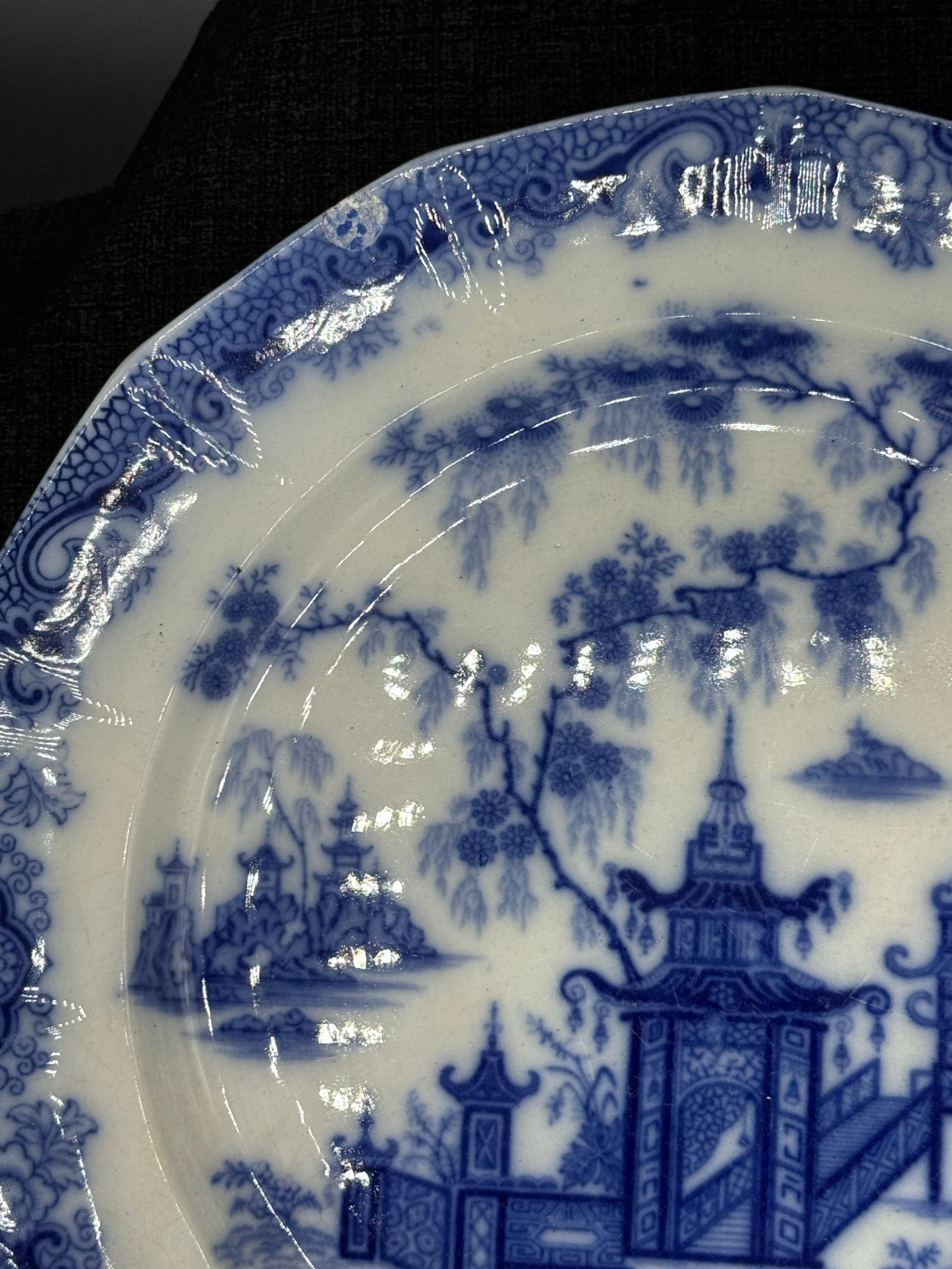 Assiette plate 10.5 bleu et blanc motif Whampoa 

Eclat en haut à gauche w touch up