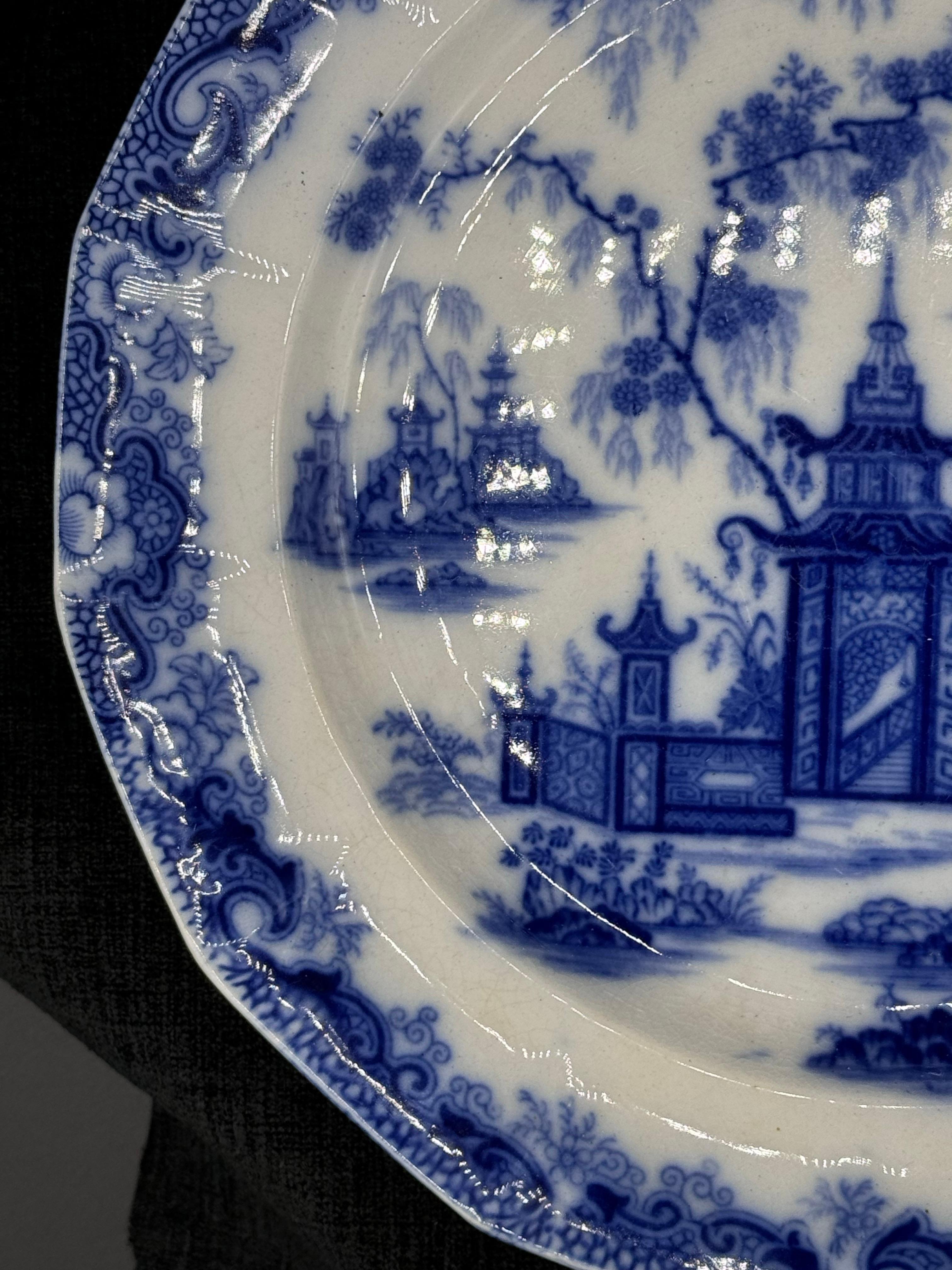 Anglais Assiette plate 10.5 bleu et blanc motif Whampoa en vente