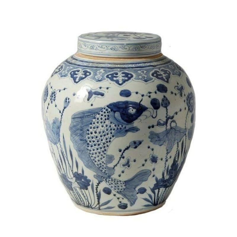 Blau-weißes JAR mit Deckel und Fischmotiv der Vorfahren (Handgeschnitzt) im Angebot