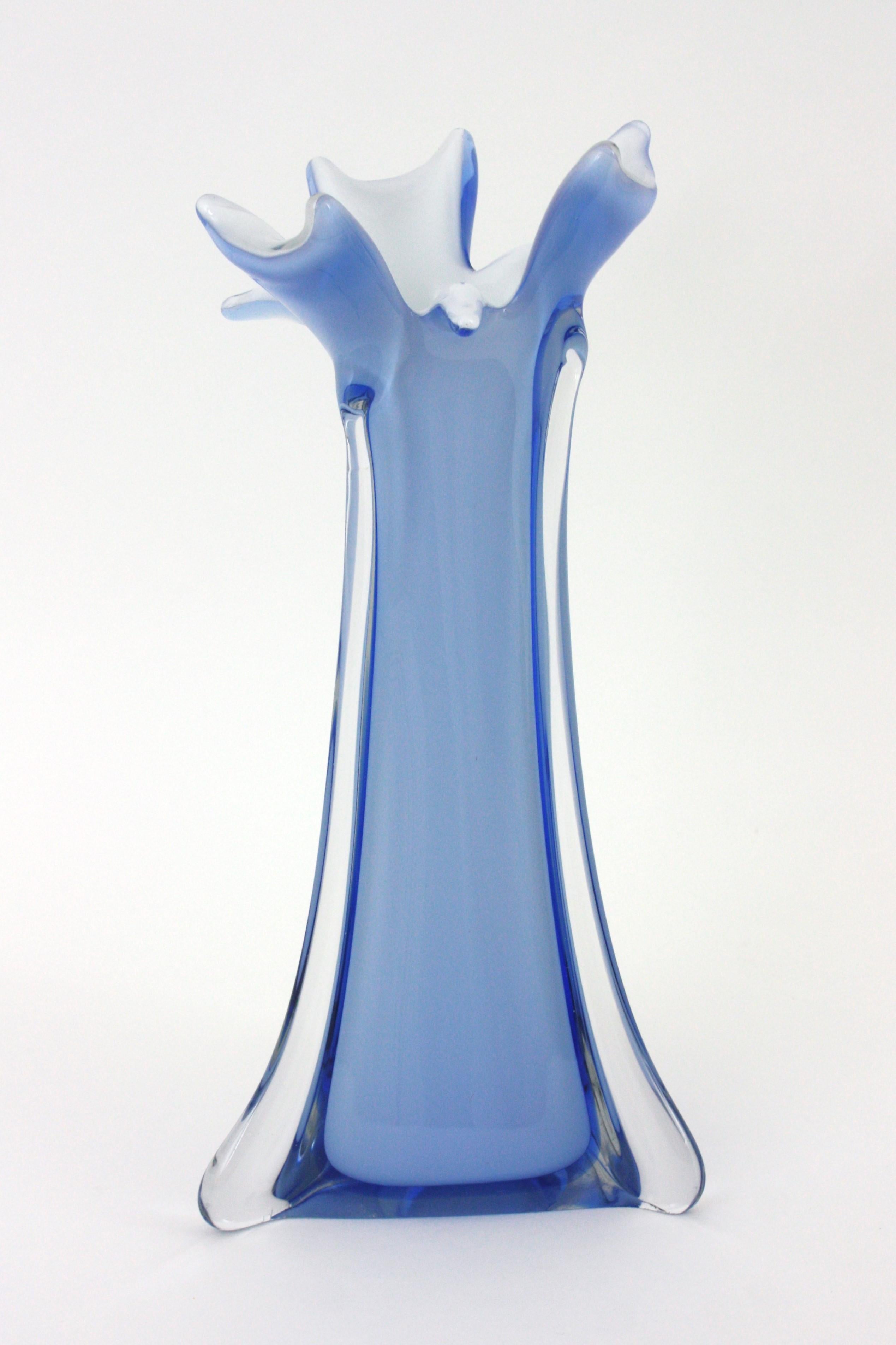 Blue White and Clear Murano Glass Sommerso Vase, Italy 1950 In Excellent Condition For Sale In Barcelona, ES