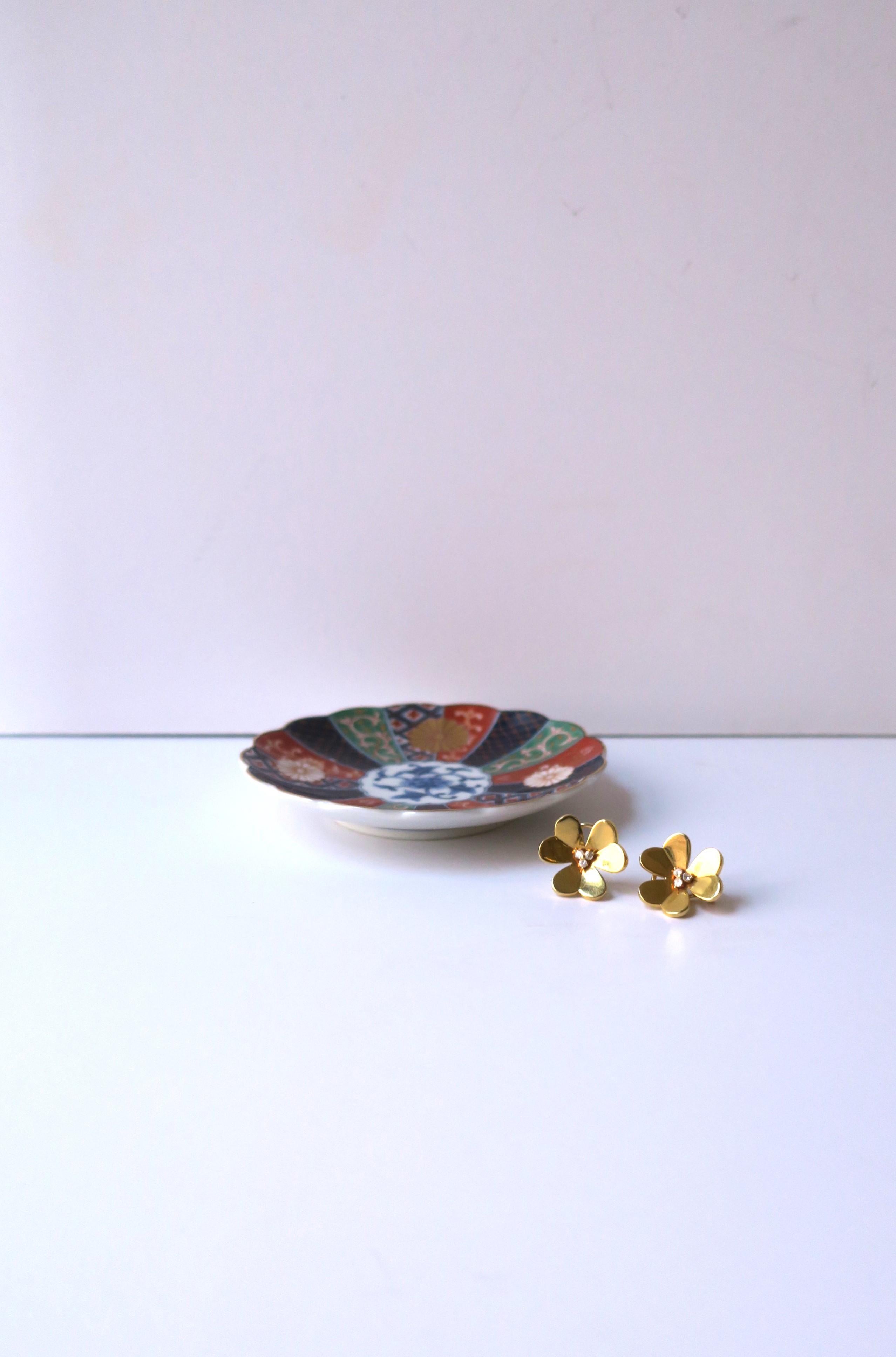 Hand-Painted Anglo Japanese Blue White and Gold Jewelry Dish with Scalloped Edge, 1987 For Sale
