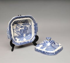 Antike türkische Terrine in Blau und Weiß