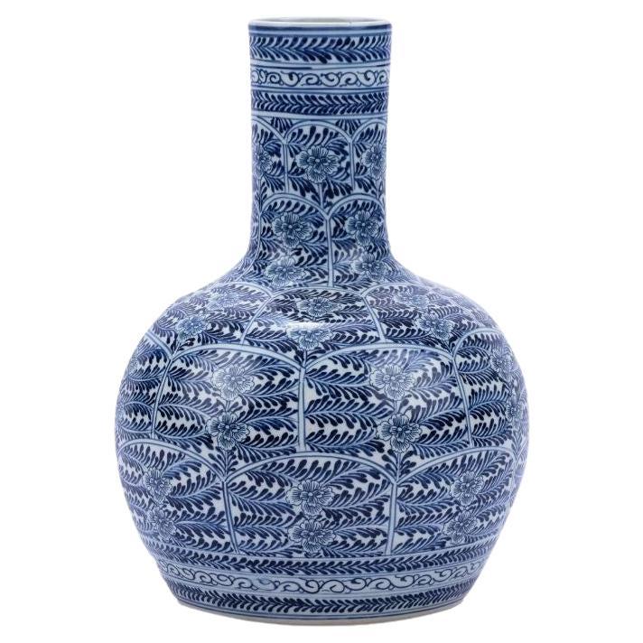 Vase globulaire en porcelaine bleu et blanc à fleurs